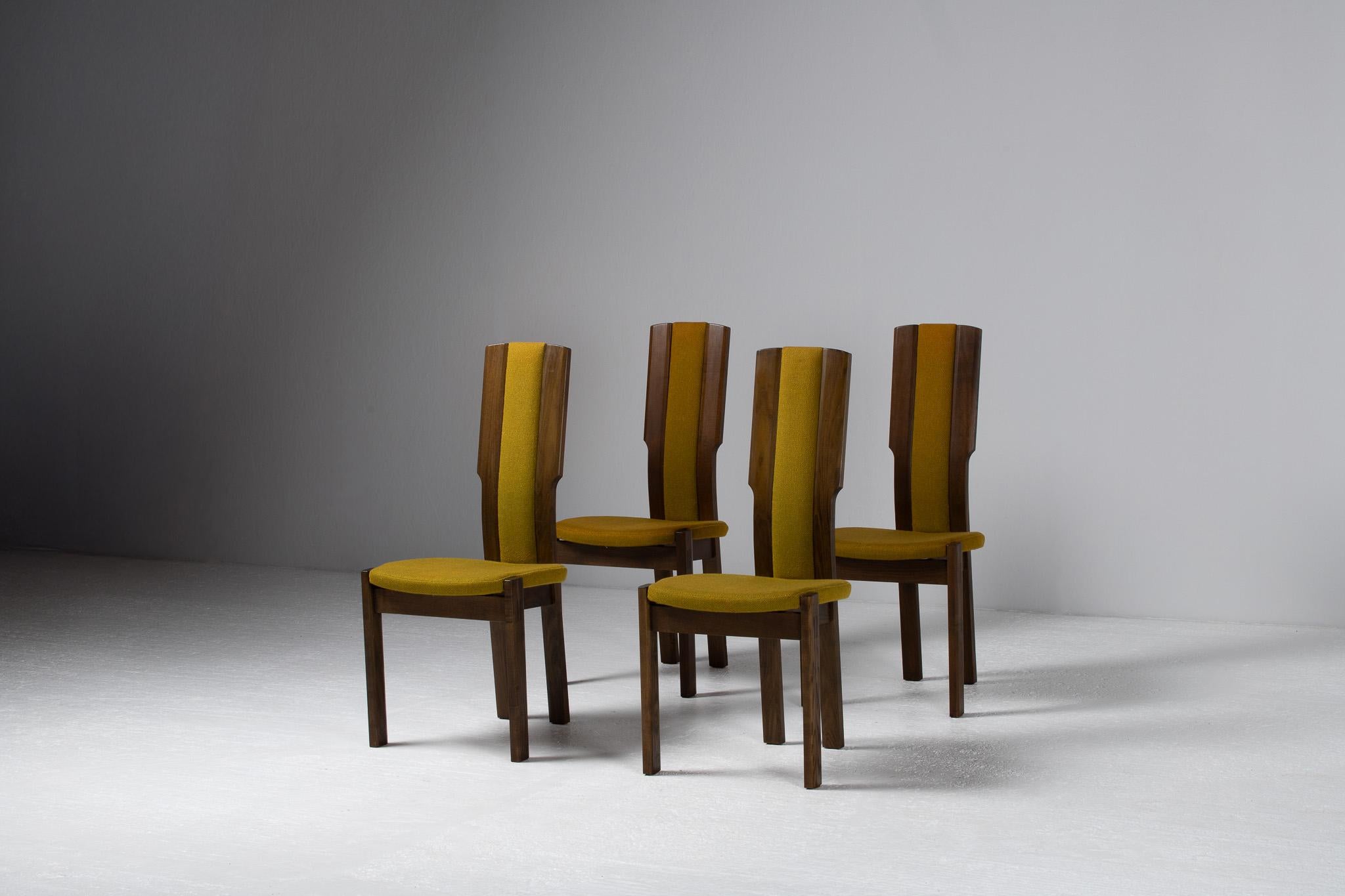 Mid-Century moderno Set di quattro sedie con schienale alto in noce e lana senape, Francia, anni '70 in vendita