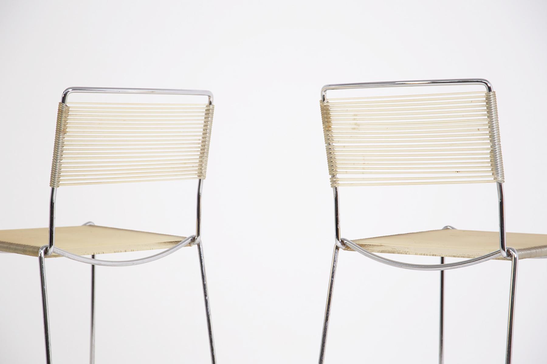 Wonderful set consisting of 4 tall chairs by the great designer Kazuhide Takahama from 1970.
The beautiful chairs Kazuhide Takahama were made with chrome-plated tubular steel and cream-colored plastic wires, which, wrapped and joined next to each