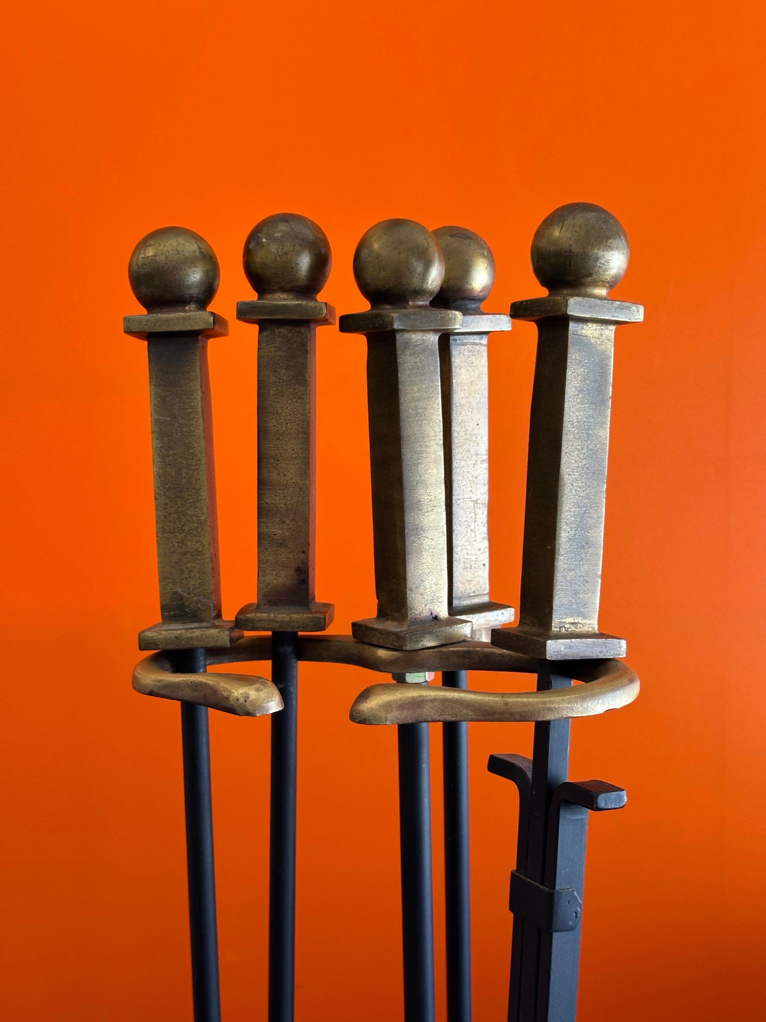 Juego de cuatro herramientas para chimenea Hollywood Regency by Pilgrim Manufacturing en venta 6