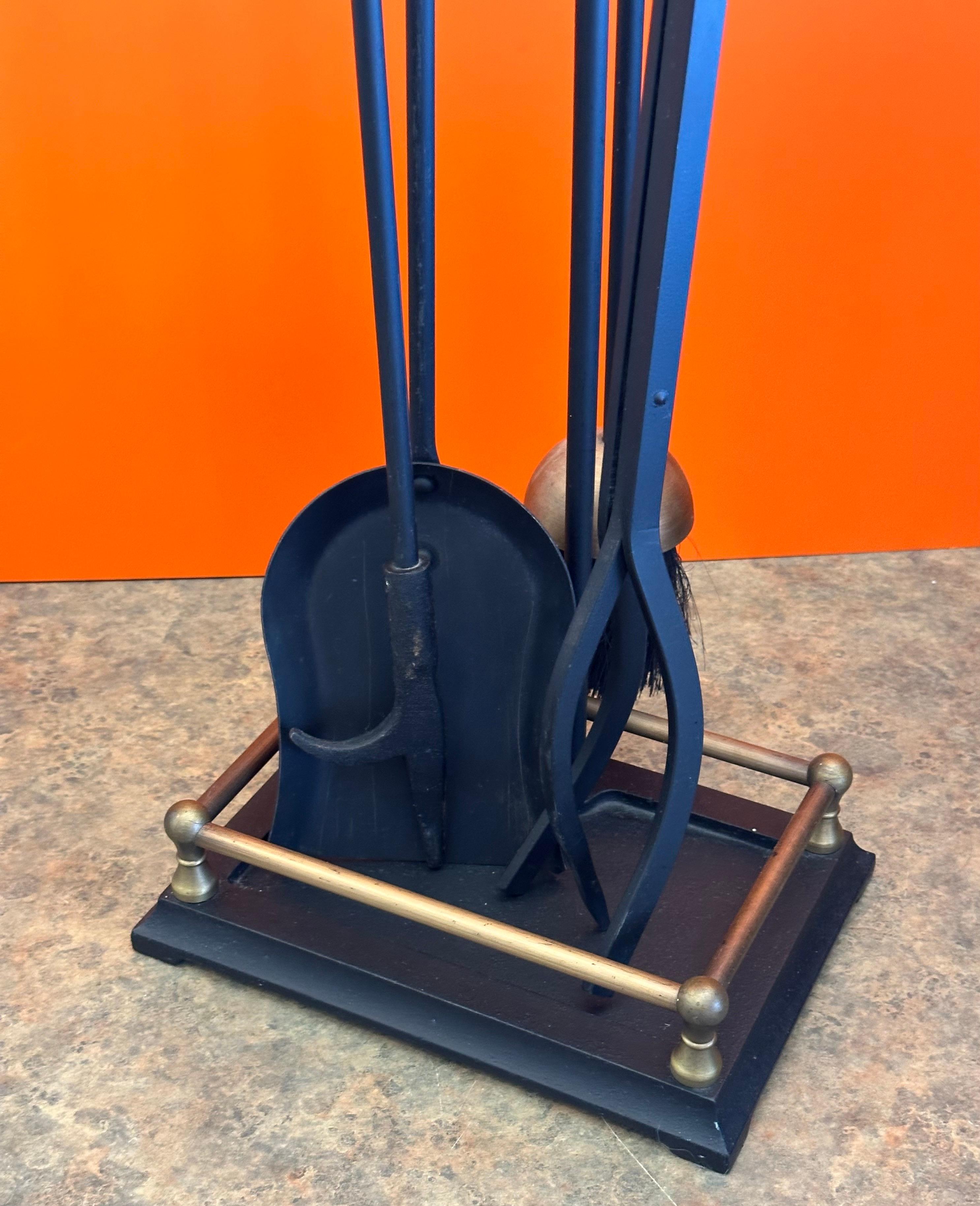 Juego de cuatro herramientas para chimenea Hollywood Regency by Pilgrim Manufacturing en venta 8