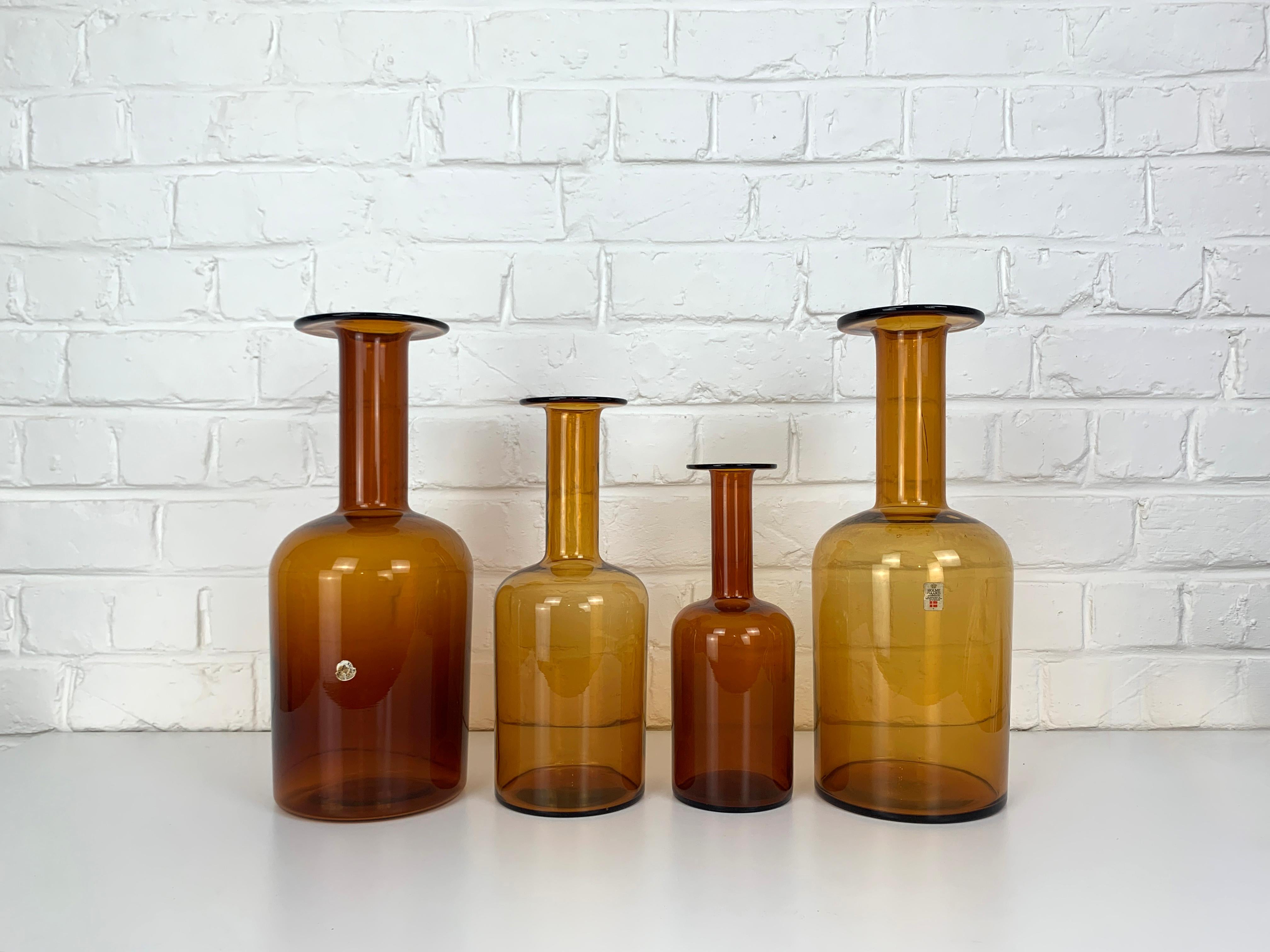 Set von vier Holmegaard Gulv-Vasen von Otto Brauer in Bernstein im Zustand „Gut“ im Angebot in Vorst, BE