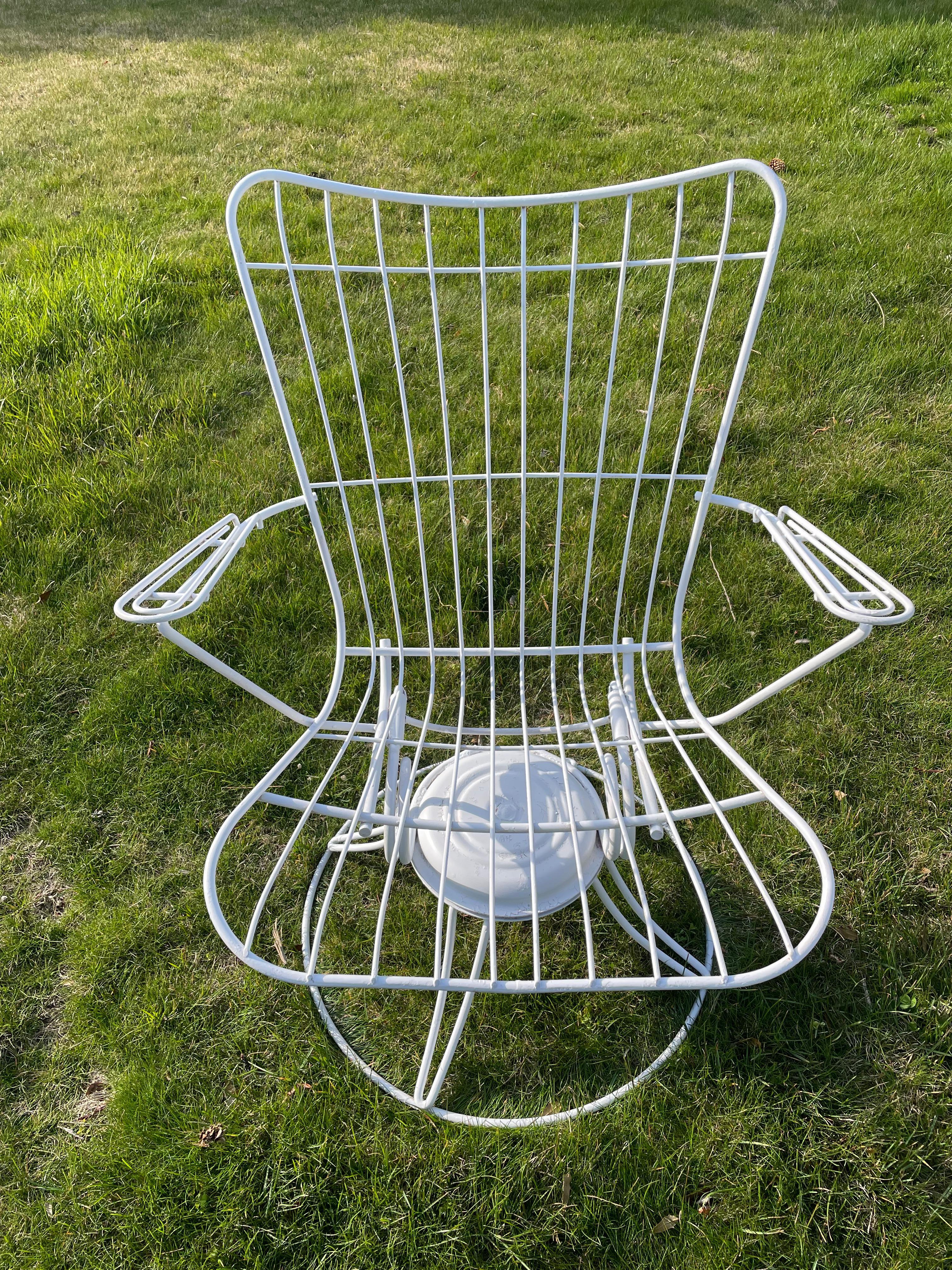 Juego de cuatro Homecrest  Sillas de exterior mecedoras giratorias Moderno de mediados de siglo en venta