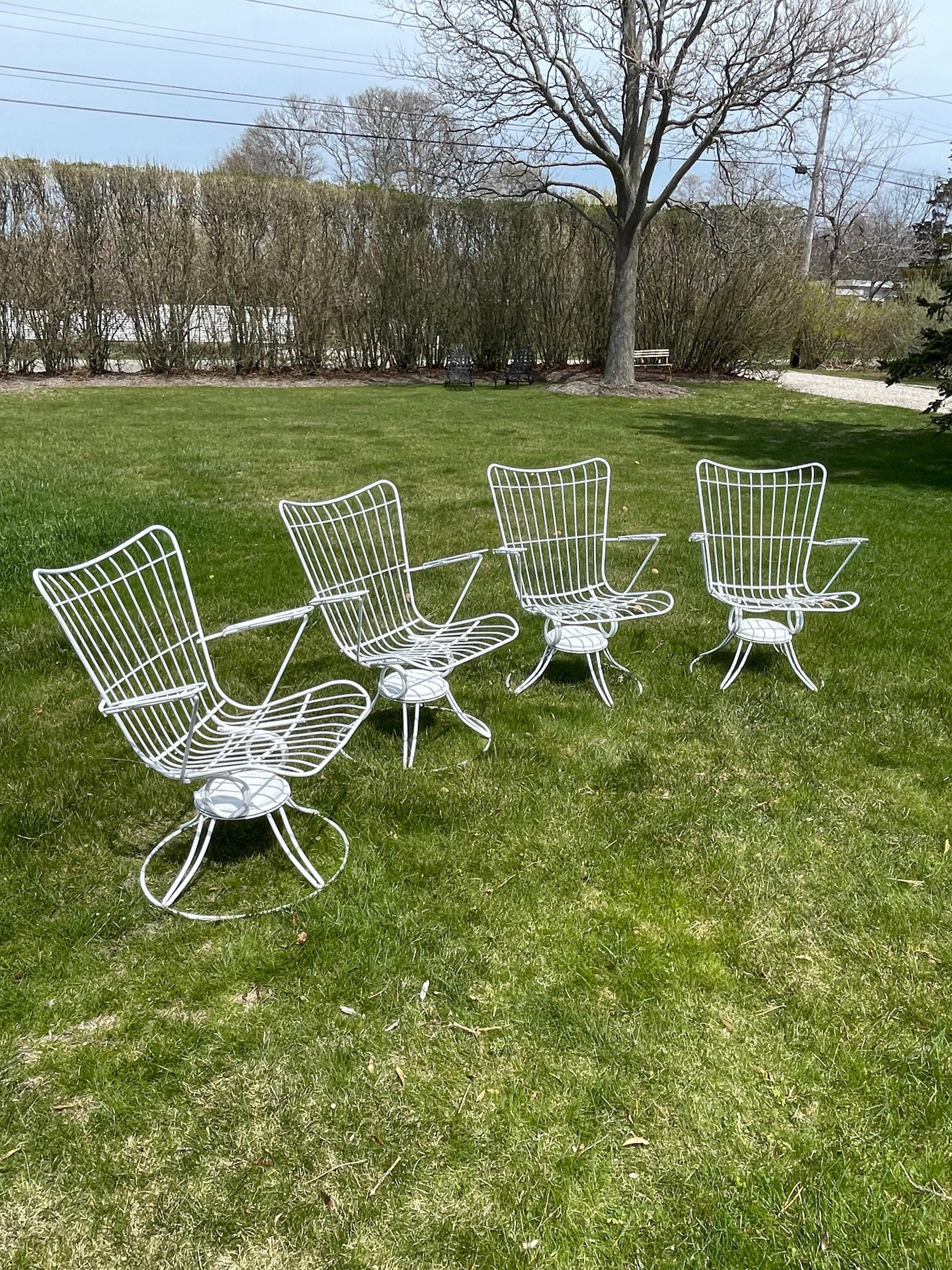 Juego de cuatro Homecrest  Sillas de exterior mecedoras giratorias siglo XX en venta