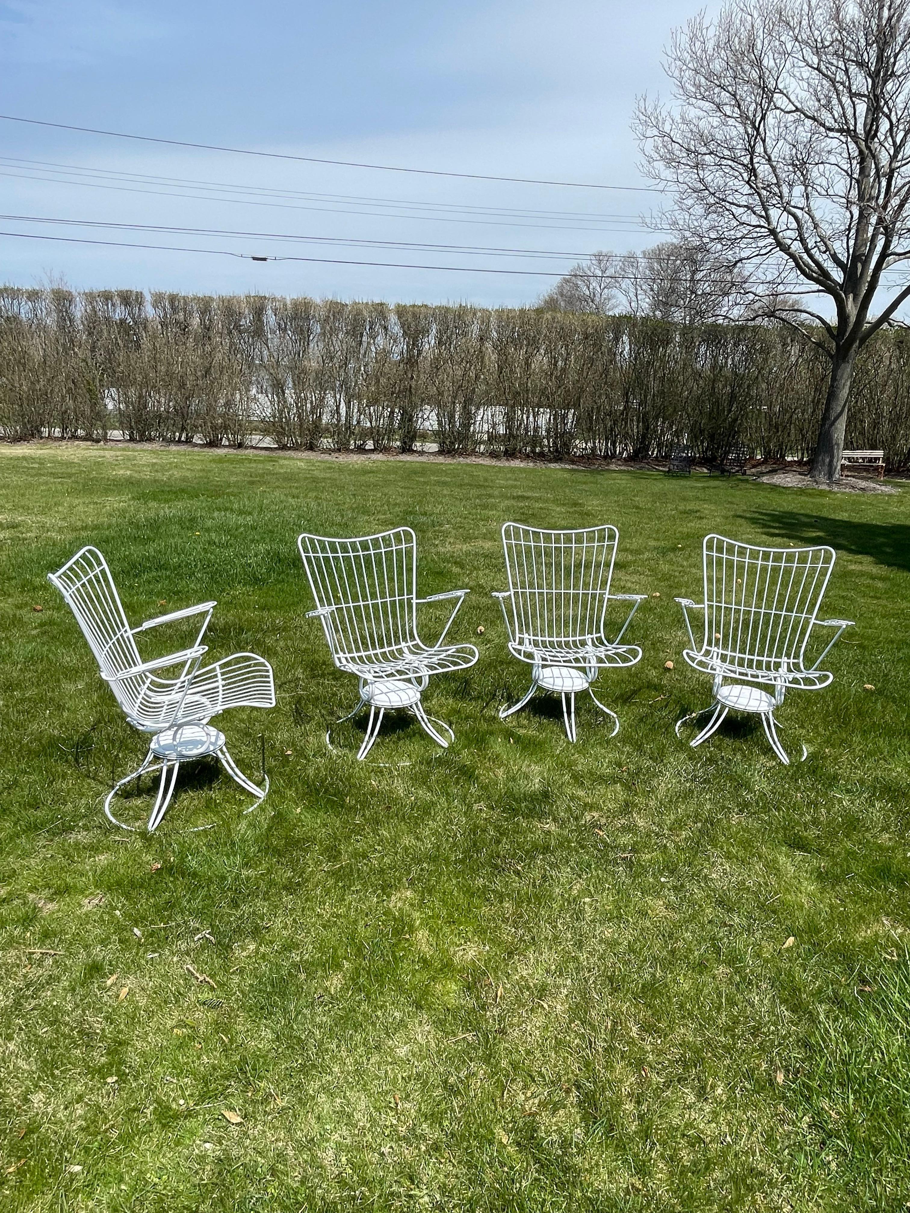 Juego de cuatro Homecrest  Sillas de exterior mecedoras giratorias en venta 1