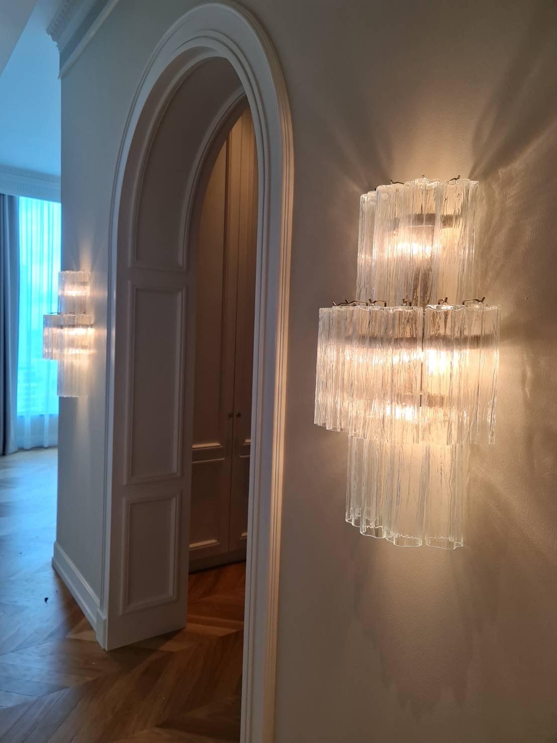 4 pièces d'appliques Murano en verre rose composées de dix-huit prismes tubulaires avec finitions et raccords en chrome. Verre du district italien de Murano. 
Style traditionnel italien du milieu du siècle, produit en Italie au cours du 21e