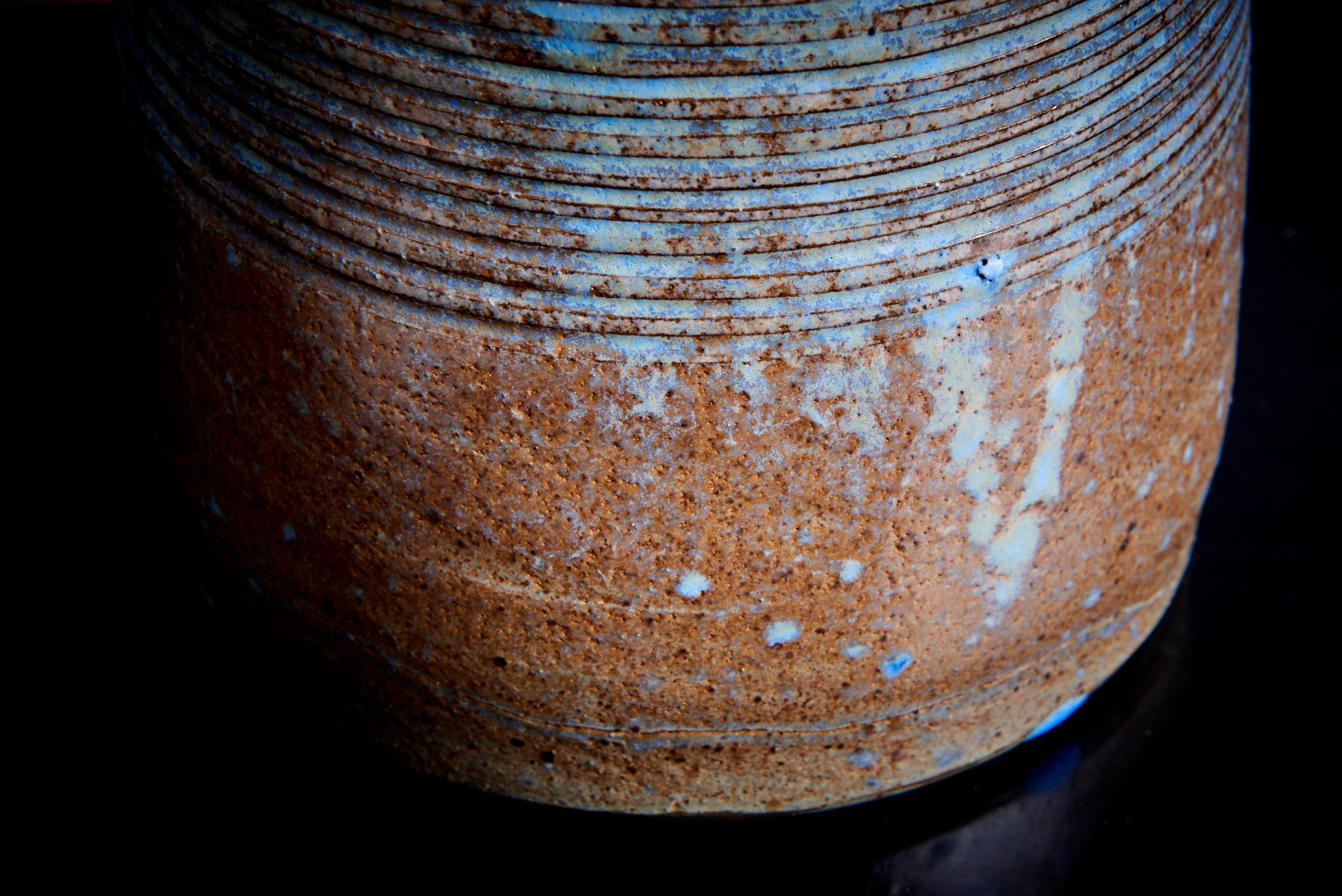 XXI secolo e contemporaneo Set di quattro enormi vasi in ceramica blu di Susanne Protzmann in vendita