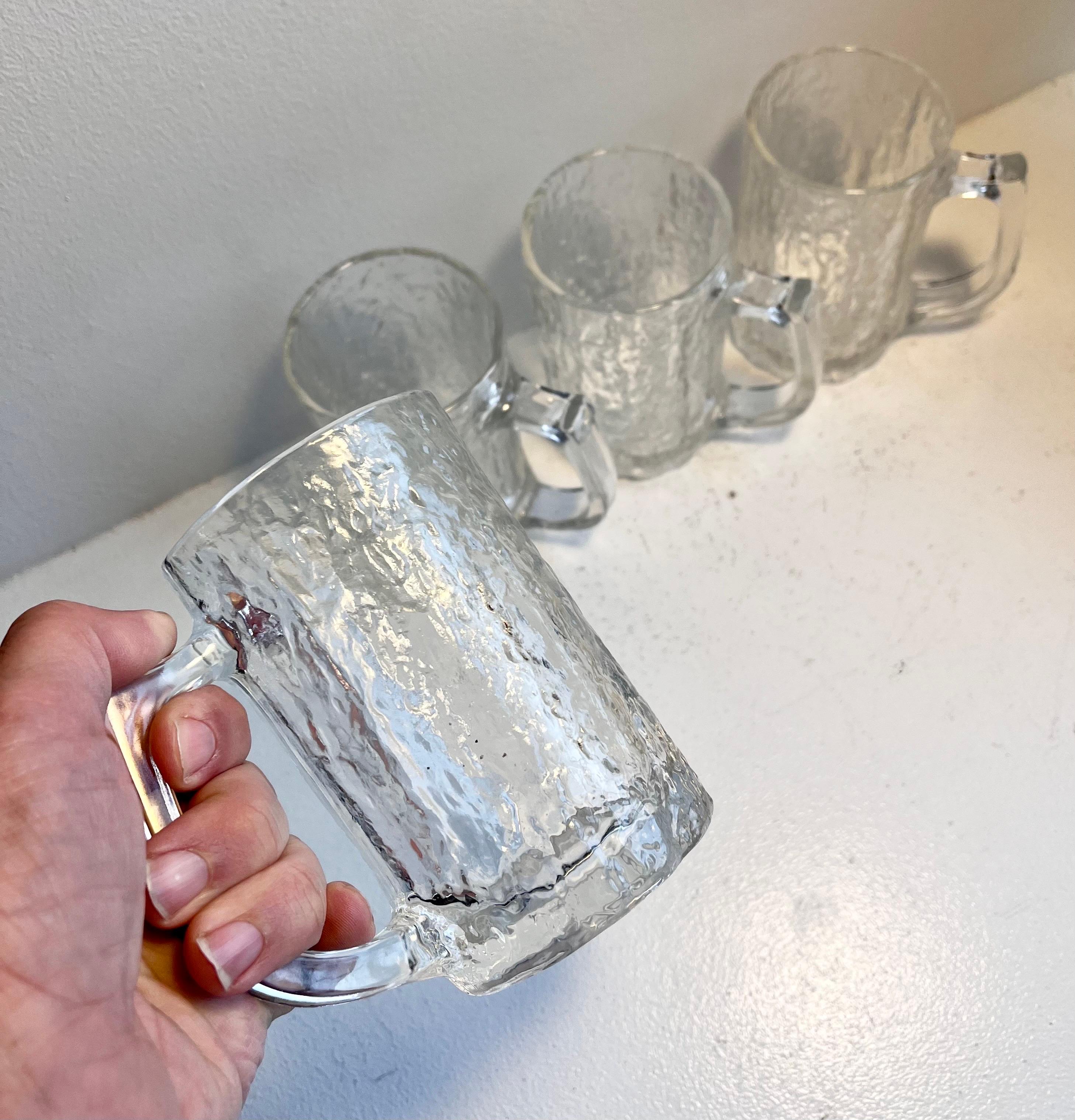 Juego de cuatro jarras de cerveza 
