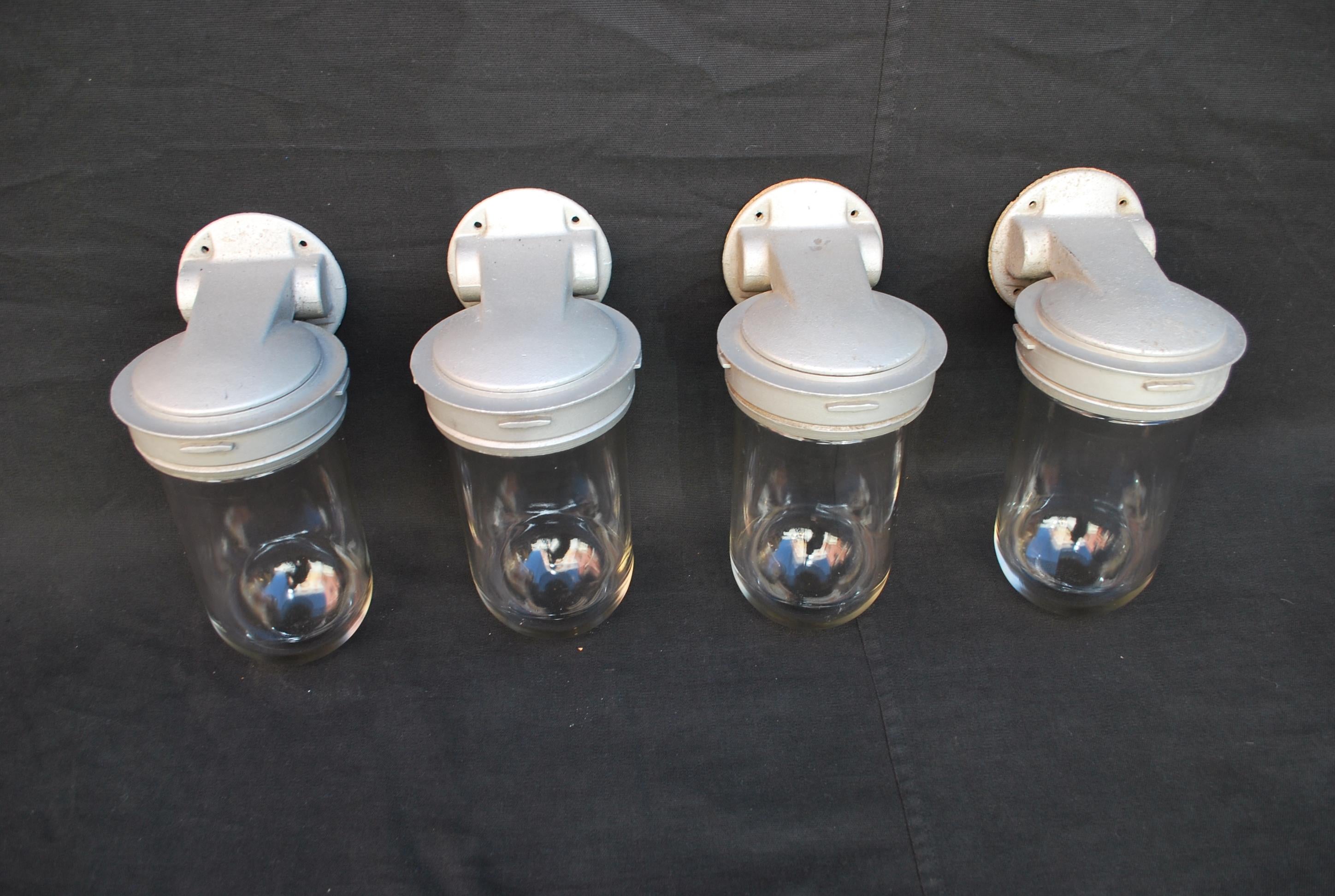 Inizio XX secolo set di quattro applique industriali da esterno in vendita