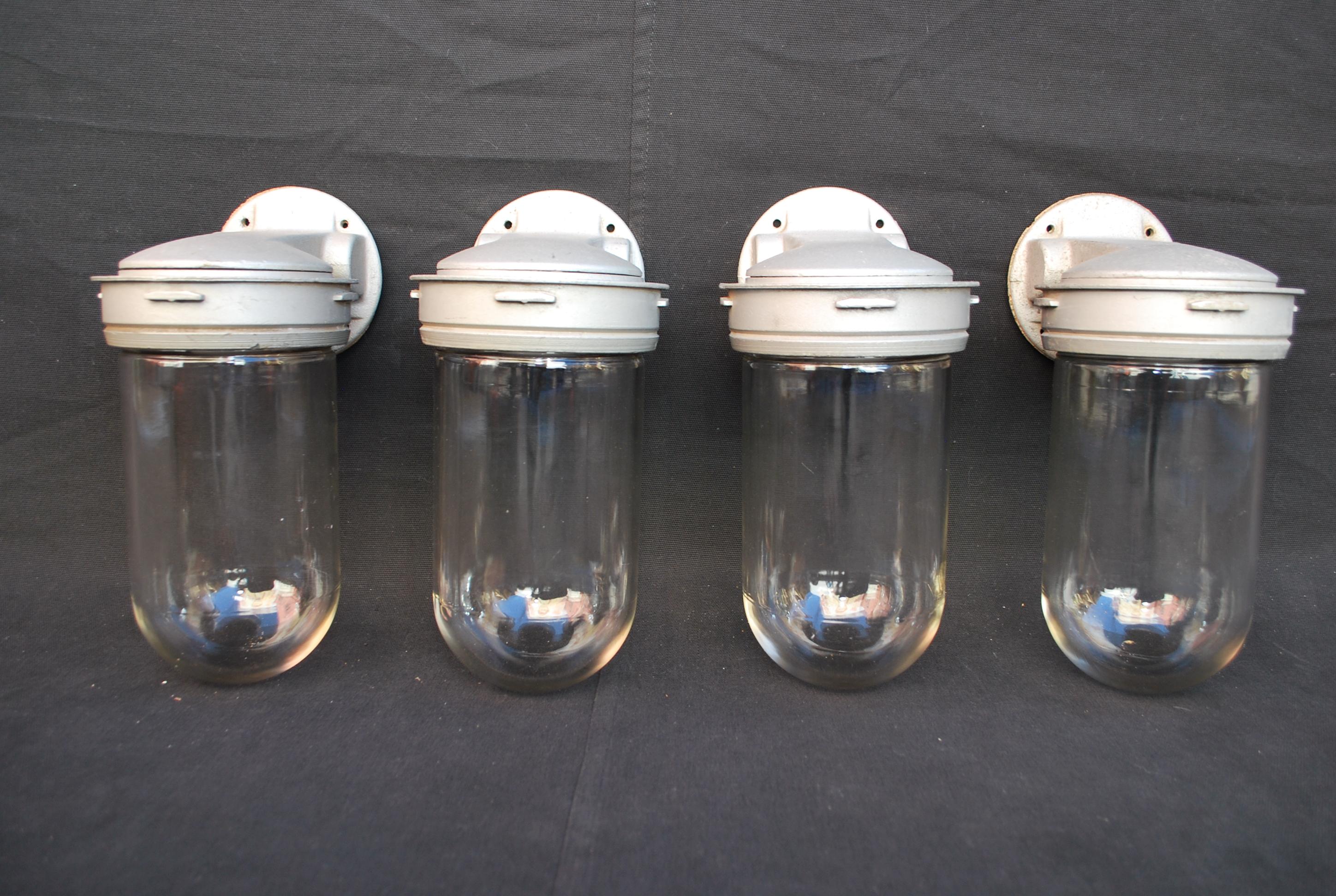 Metallo set di quattro applique industriali da esterno in vendita