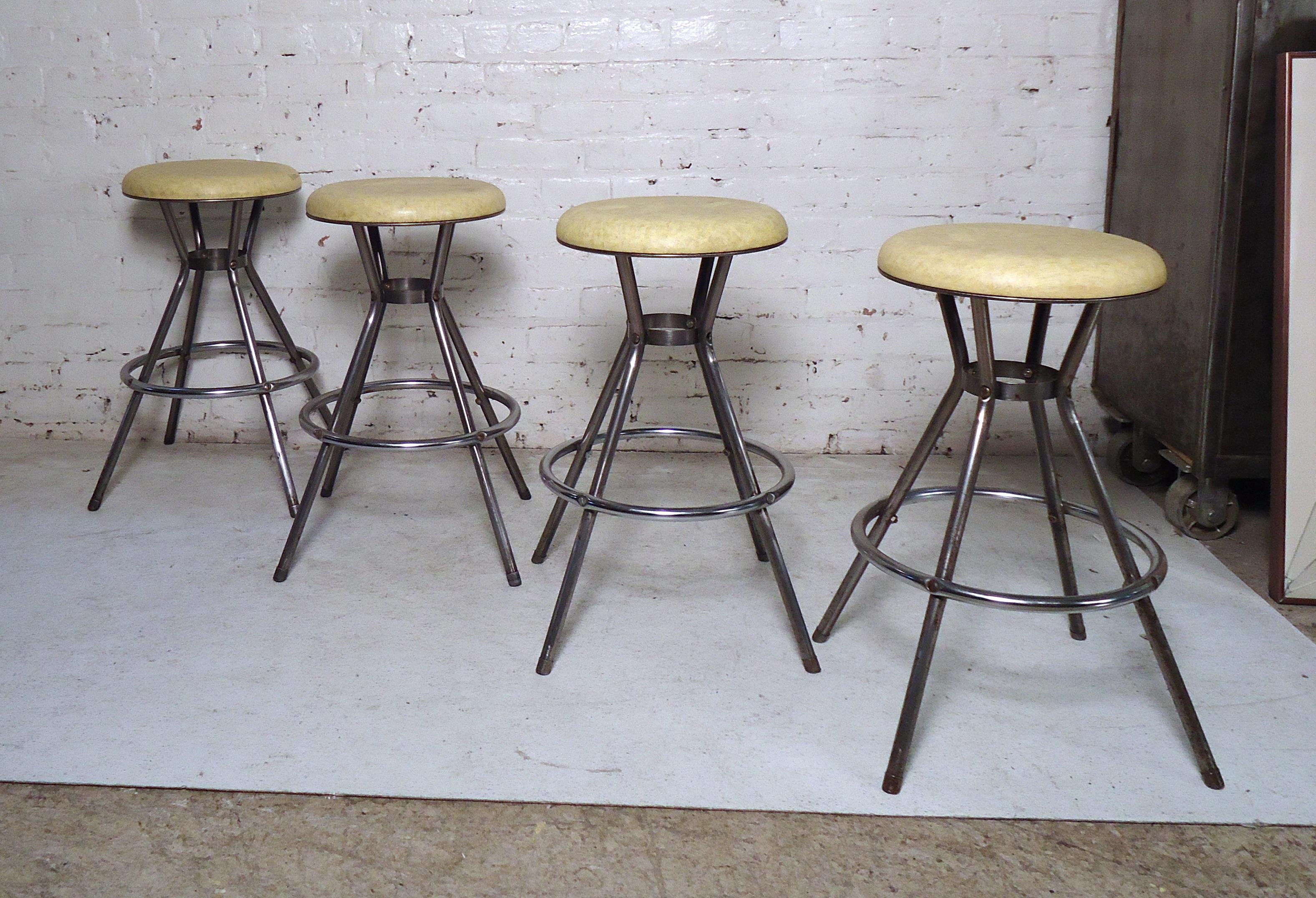 Ensemble de quatre tabourets en métal industriel vintage par Cosco, ces sièges feraient un excellent ajout à toute maison.
Veuillez confirmer la localisation de l'article (NY ou NJ).