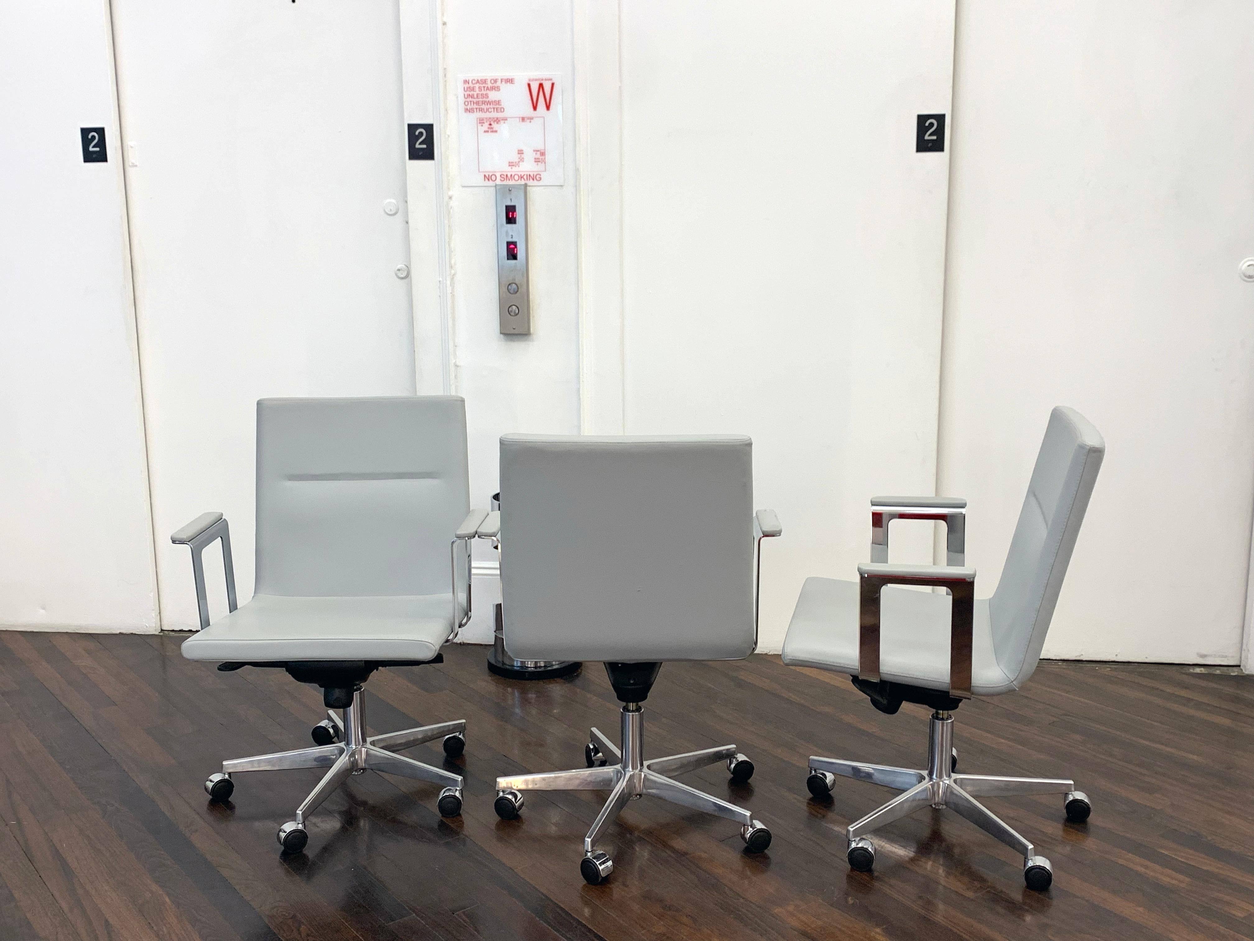 Contemporary Set of Four Inno Basso Mid Back Office Slate Leather Armchairs on Castors