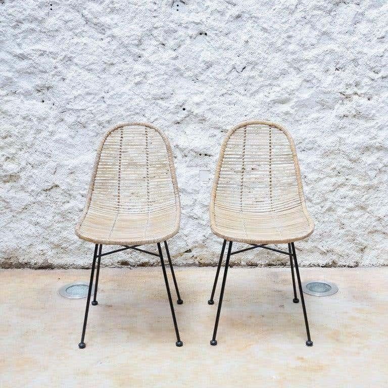Satz von vier Stühlen eines unbekannten Herstellers aus Frankreich, um 1970.

Originaler Zustand mit geringen alters- und gebrauchsbedingten Abnutzungserscheinungen, der eine schöne Patina aufweist.

MATERIAL:
Bamboo

Abmessungen:
T 54 cm x