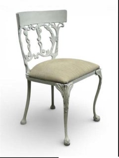 Satz von vier eisernen Gartenbeistellstühlen. Große getragene Patina. Der Preis gilt pro Stuhl.