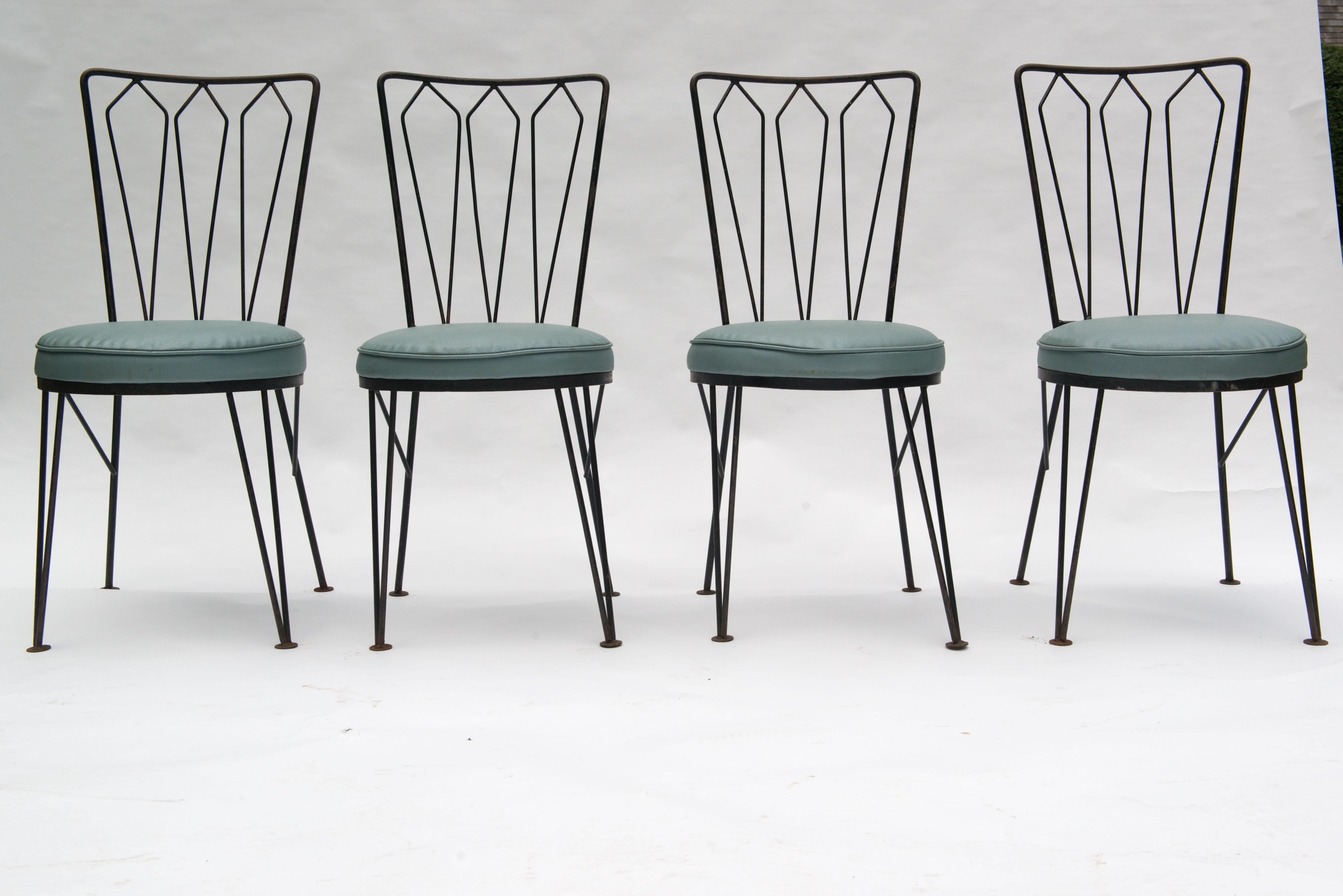 Set aus vier eisernen Mid-Century-Esszimmerstühlen von Woodard (Moderne der Mitte des Jahrhunderts) im Angebot
