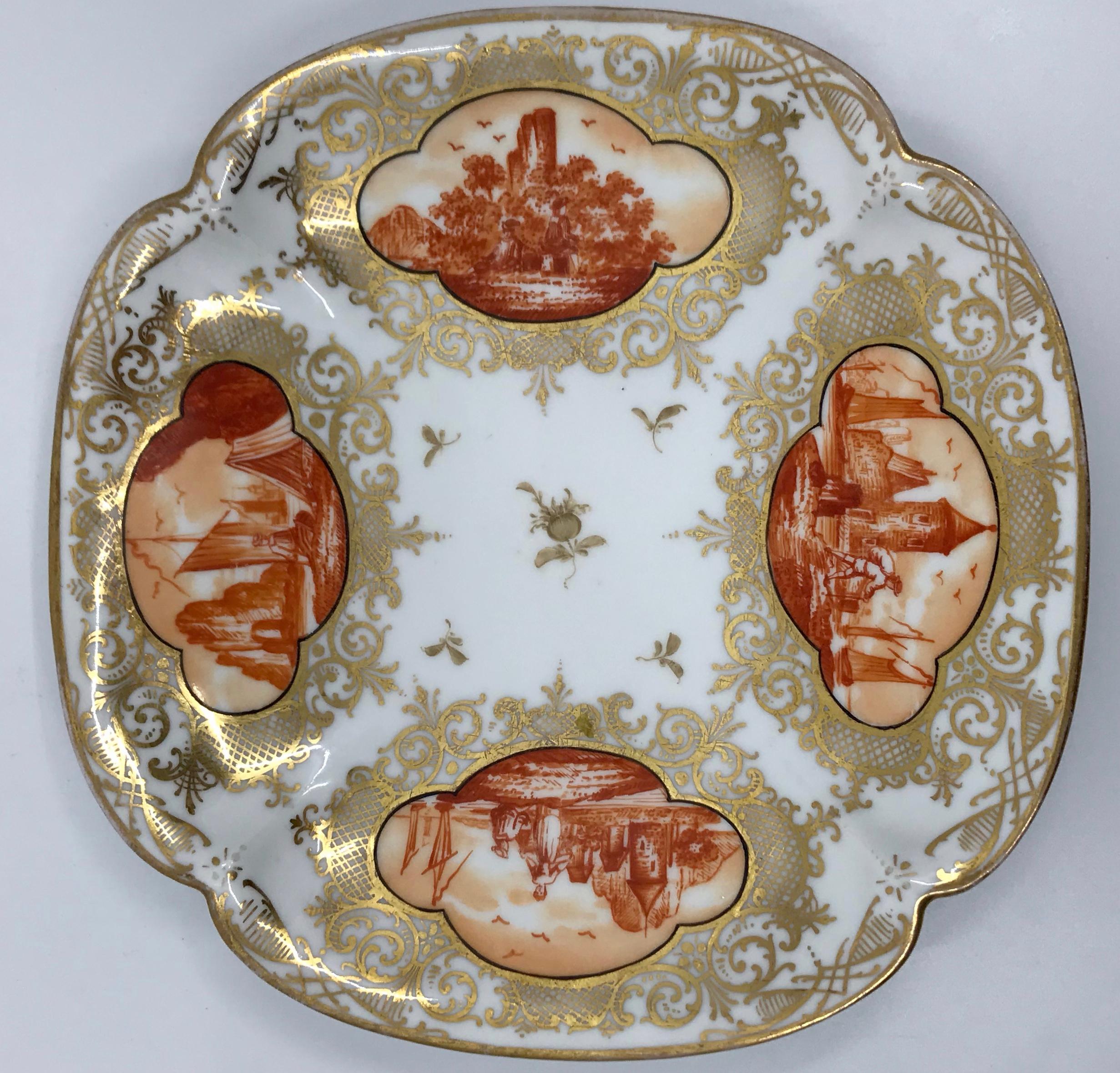 Peint à la main Ensemble de quatre assiettes peintes en orange et doré en vente
