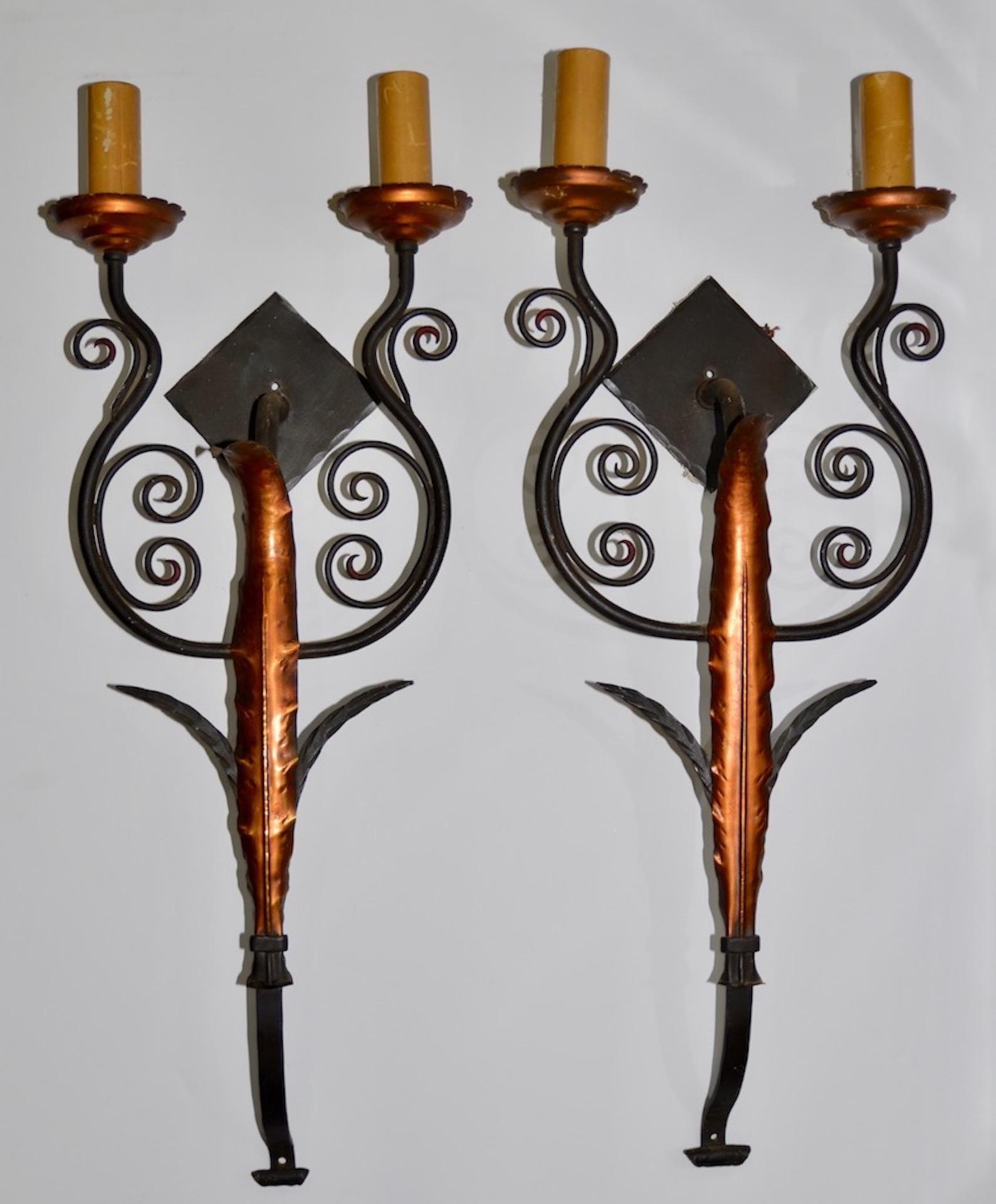 Juego de cuatro apliques de hierro y chapa, hacia 1920

Fantástico conjunto de cuatro apliques de pared a juego. Cada candelabro muestra una elegante hoja alargada con un acabado de falso cobre. Cada candelabro tenía dos enchufes.

Cada