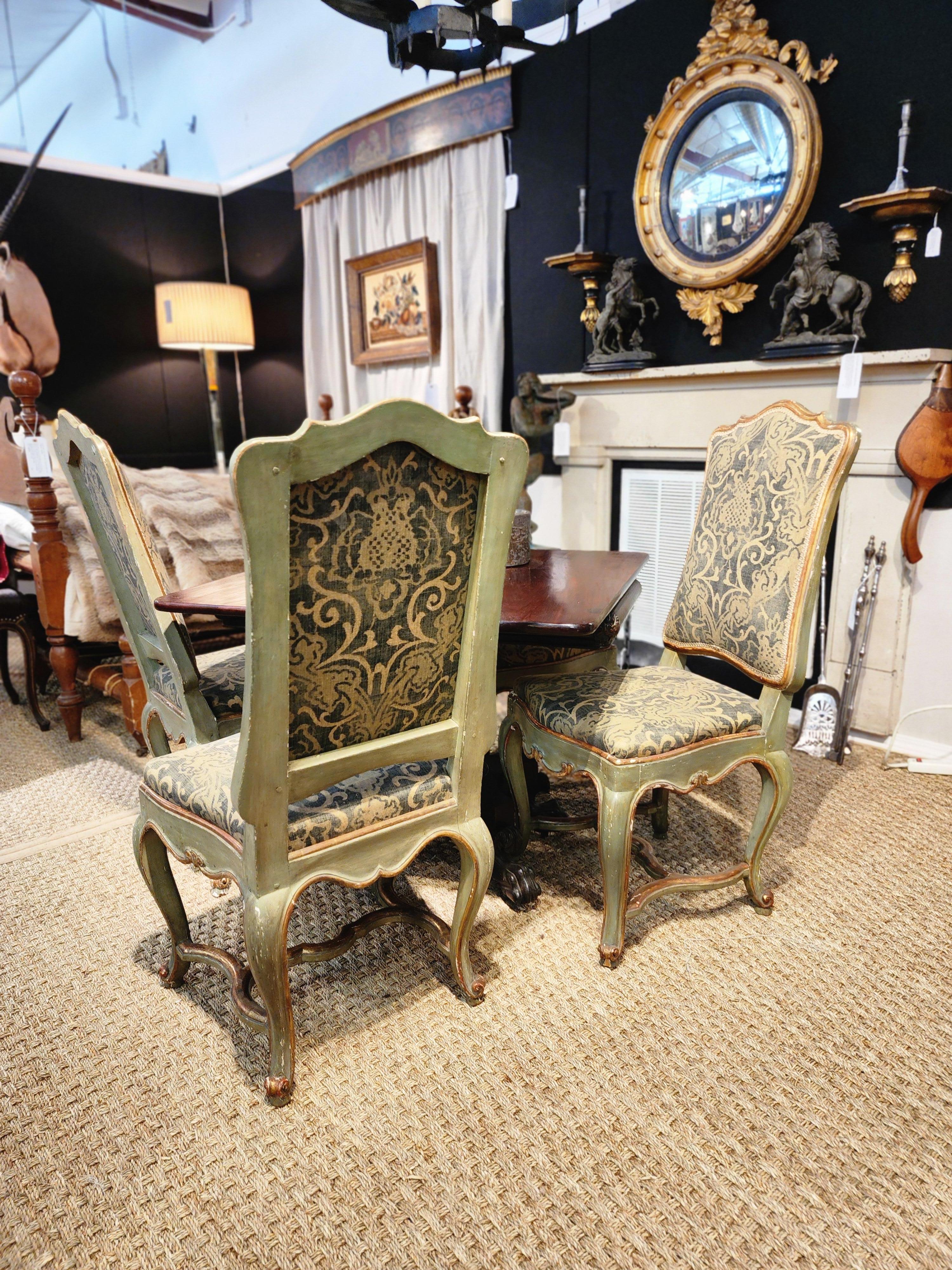 Ensemble de quatre chaises italiennes Rococo peintes et dorées à Venise en vente 4