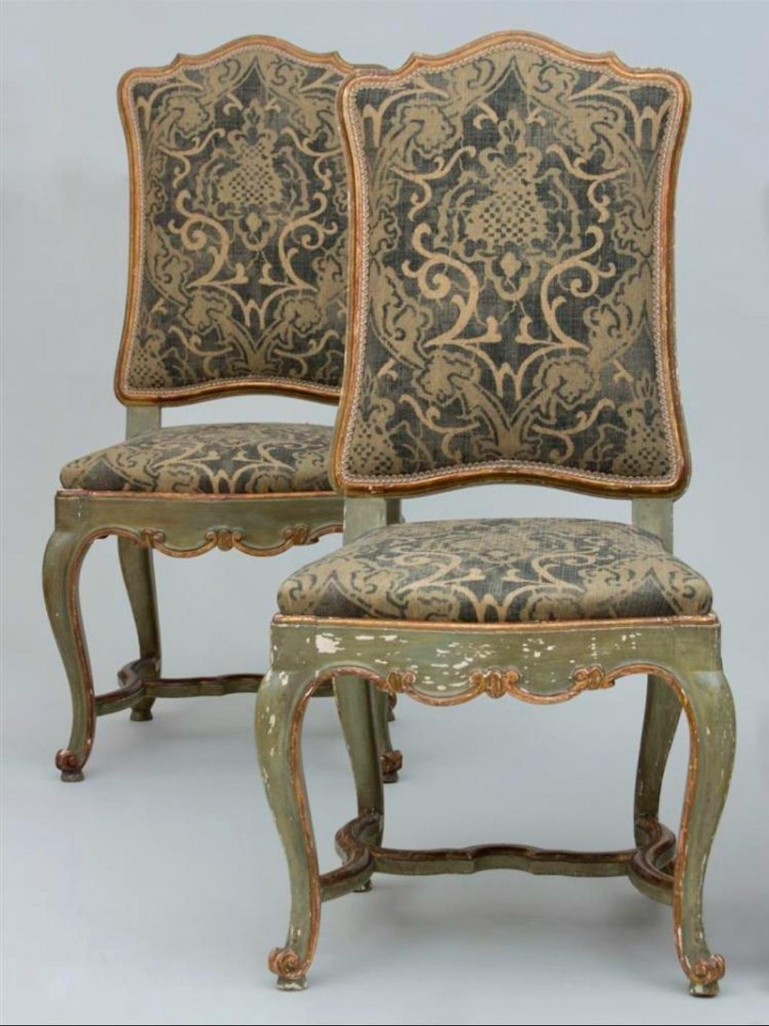Ensemble de quatre chaises italiennes du XVIIIe siècle, peintes et dorées à la main, vénitiennes. Ces magnifiques chaises sont dotées d'un cadre en bois sculpté avec de jolis détails. La surface est peinte en vert avec des dorures. La construction