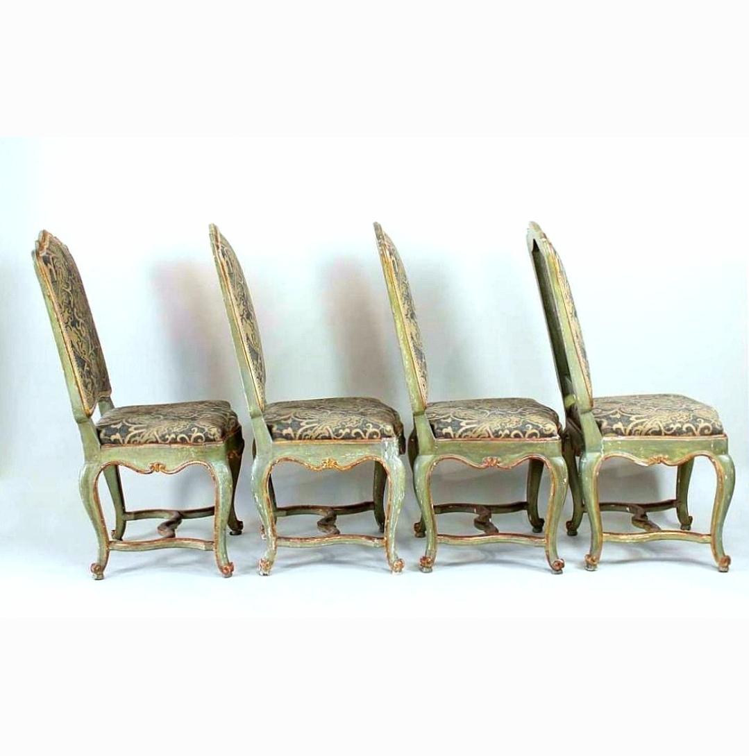 Fait main Ensemble de quatre chaises italiennes Rococo peintes et dorées à Venise en vente