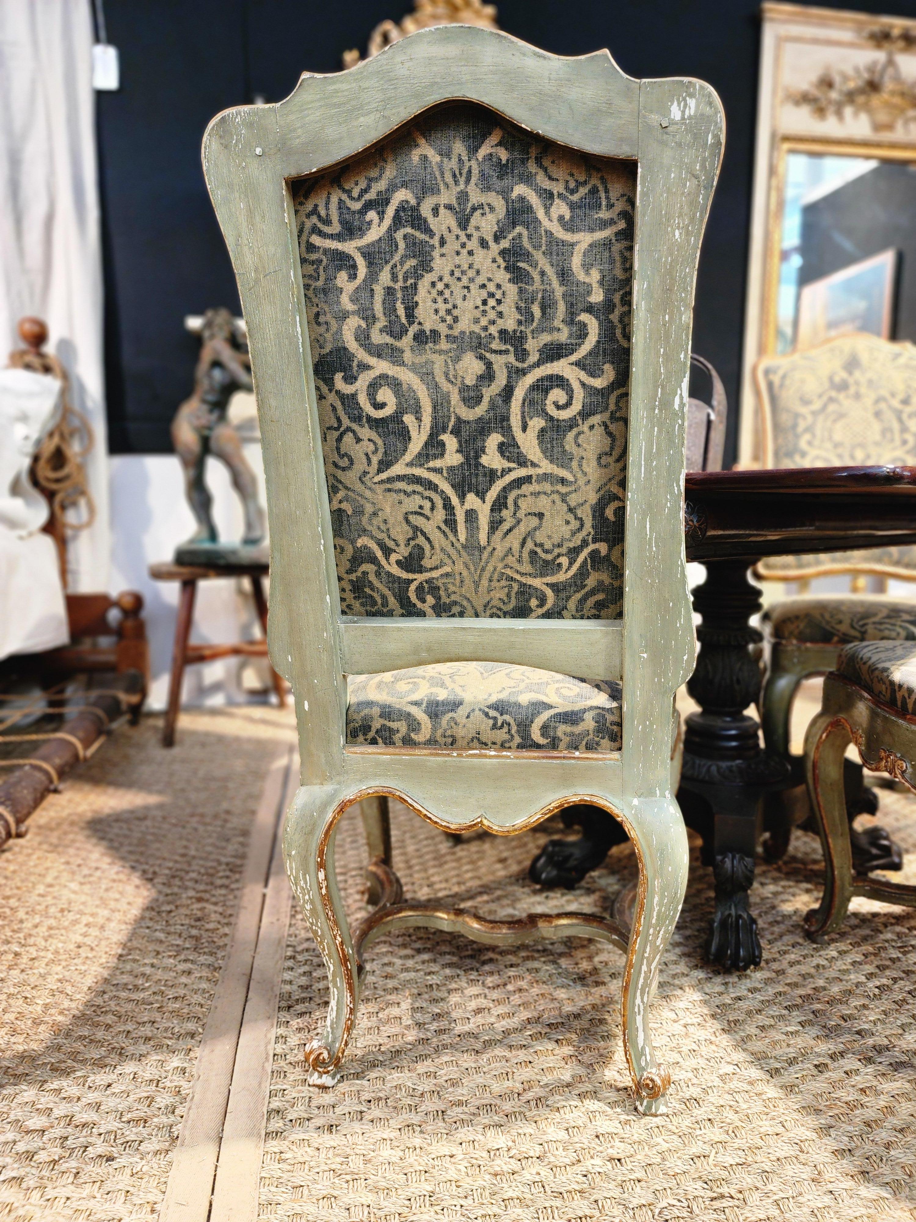 Ensemble de quatre chaises italiennes Rococo peintes et dorées à Venise Bon état - En vente à Hudson, NY