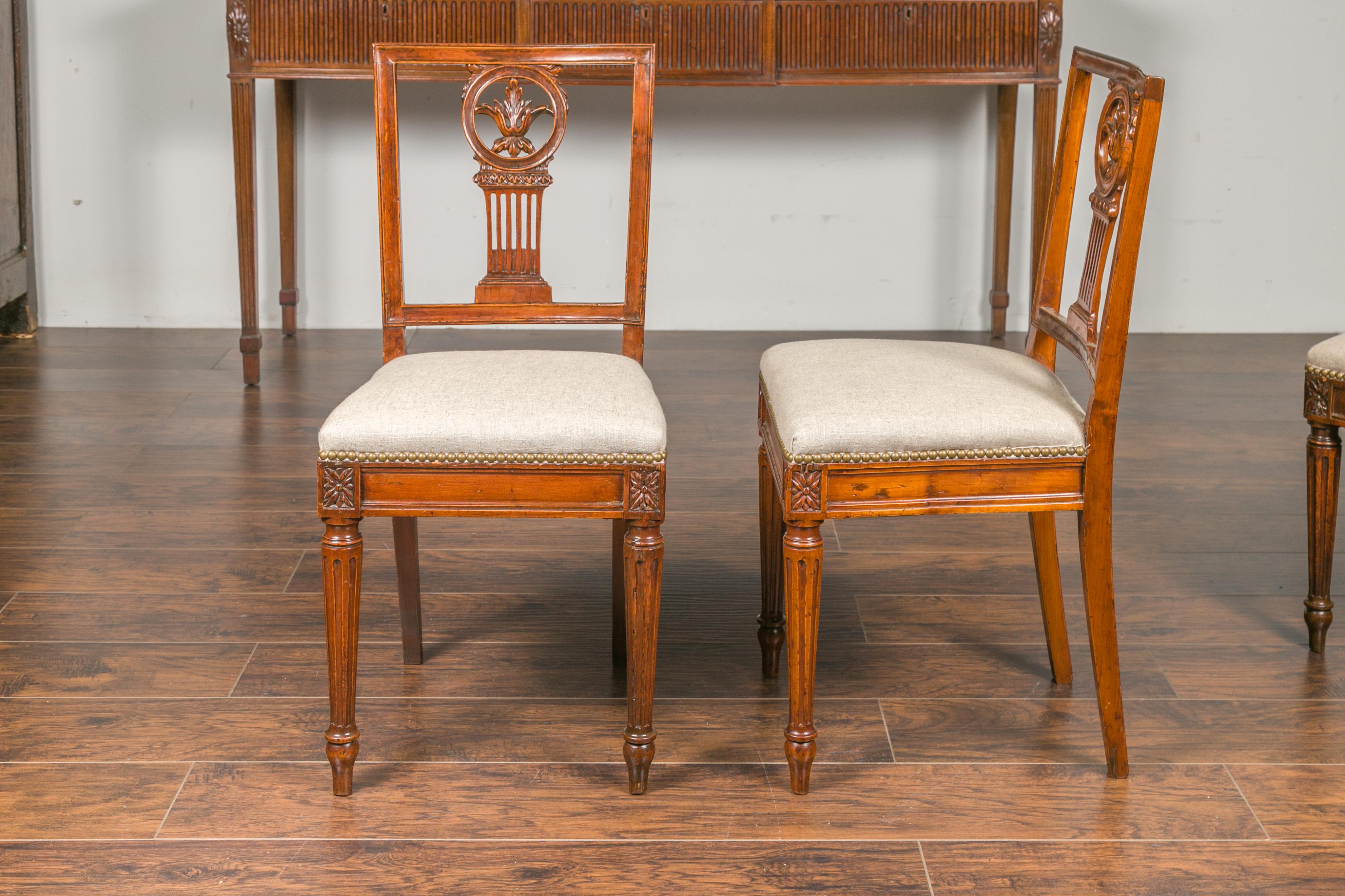 Set of Four Italian 1820s Neoclassical Dining Room Chairs with Carved Splats For Sale 7