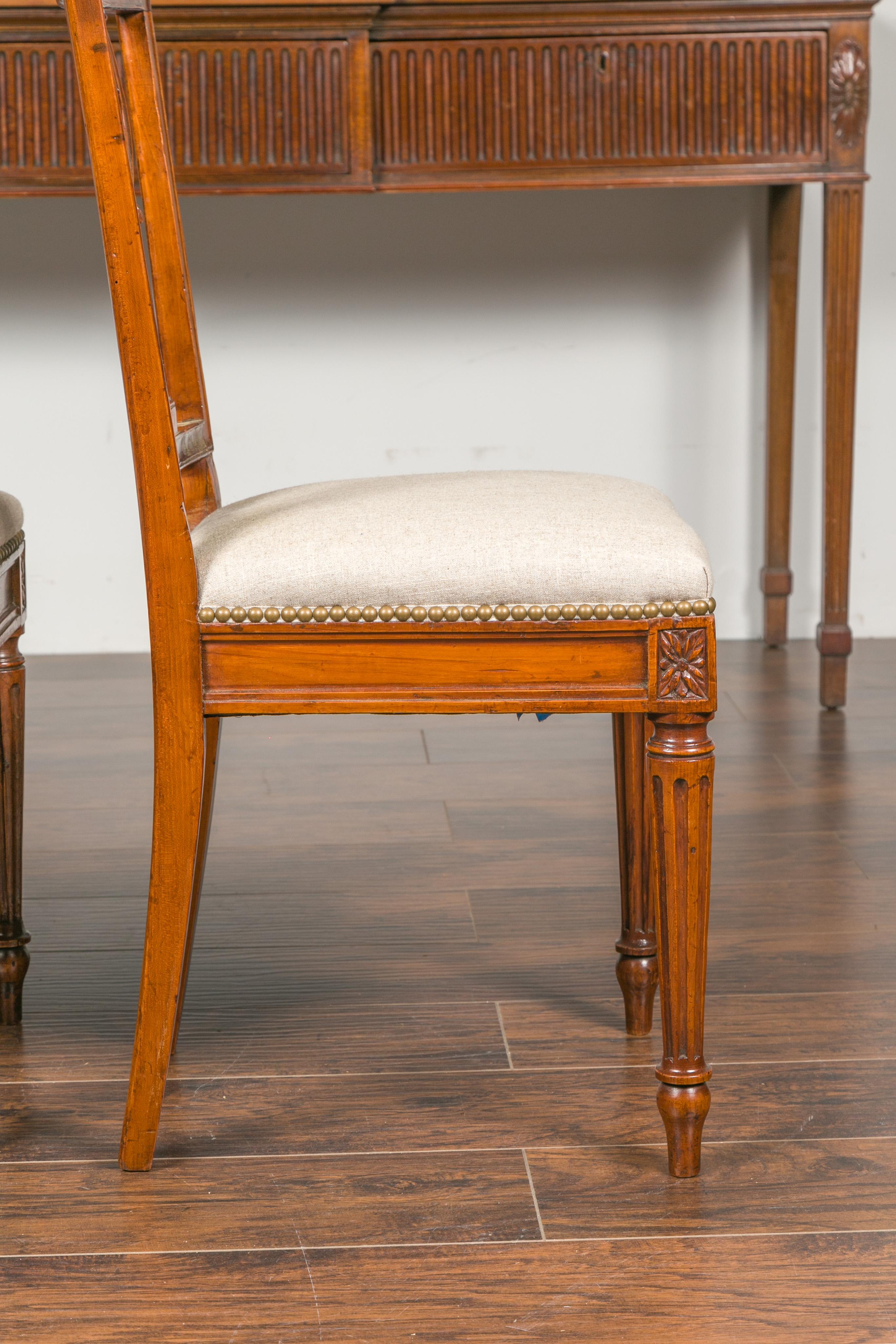 Satz von vier italienischen neoklassizistischen Esszimmerstühlen aus den 1820er Jahren mit geschnitzten Sprossen im Angebot 9