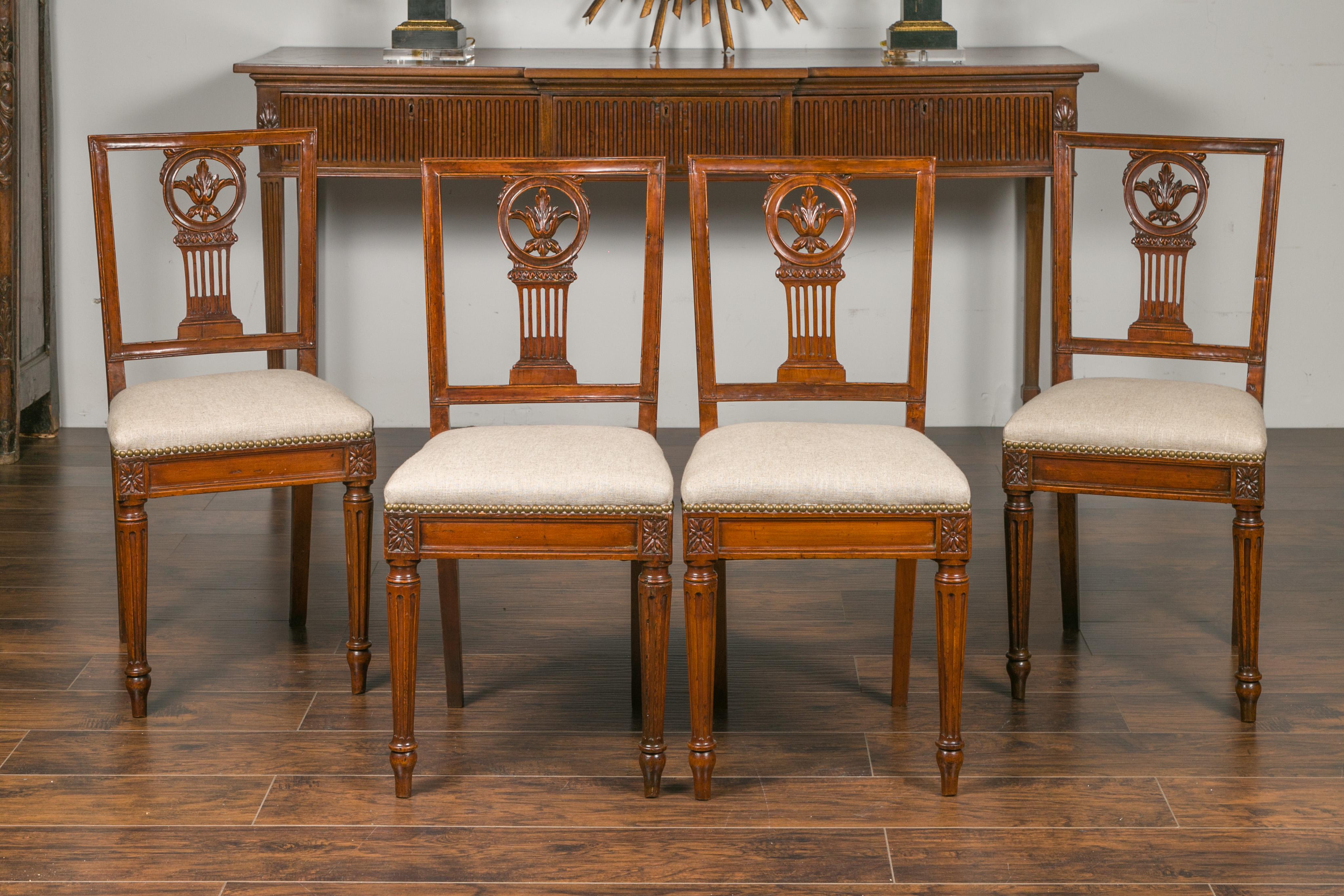 Satz von vier italienischen neoklassizistischen Esszimmerstühlen aus den 1820er Jahren mit geschnitzten Sprossen (Neoklassisch) im Angebot