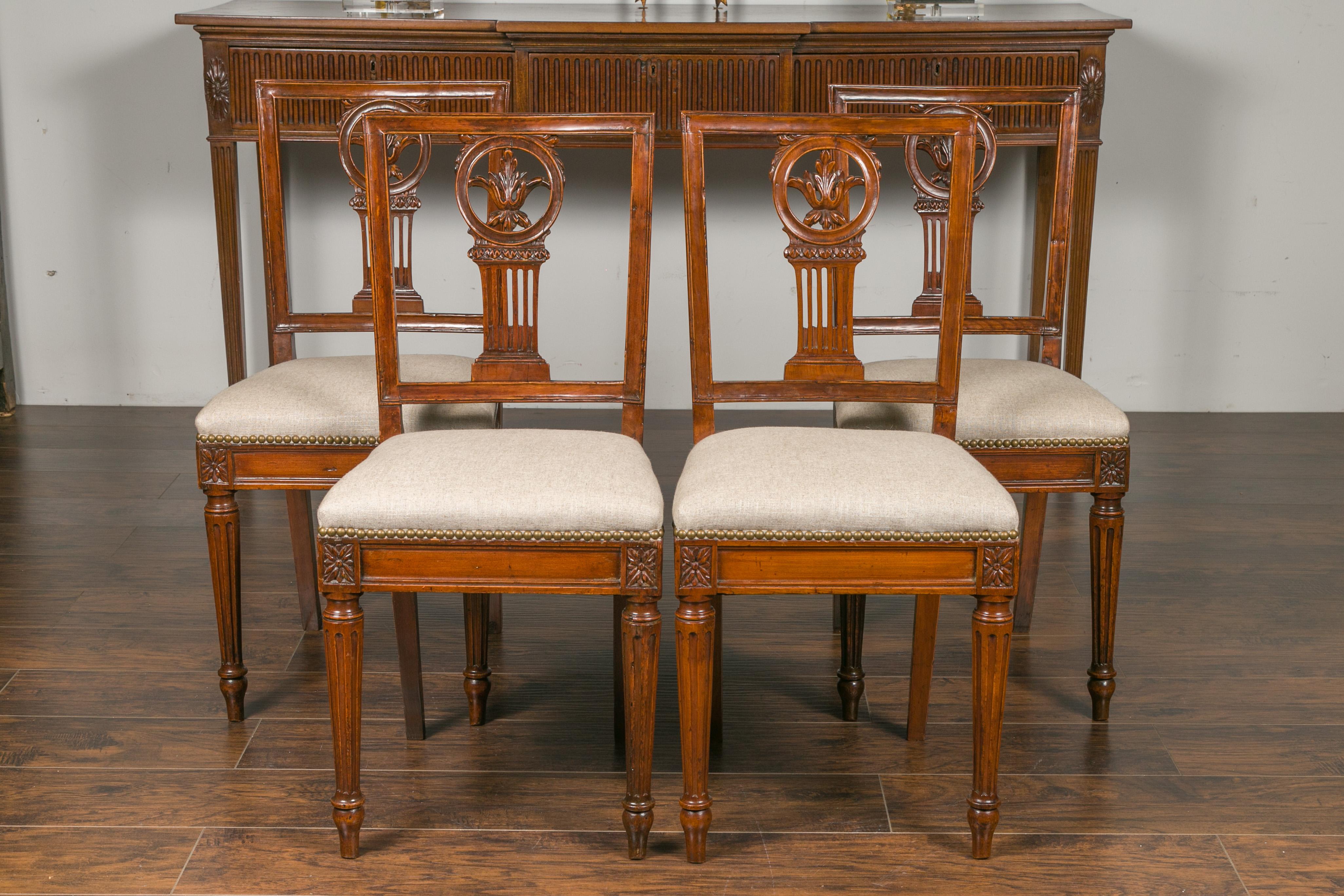 Satz von vier italienischen neoklassizistischen Esszimmerstühlen aus den 1820er Jahren mit geschnitzten Sprossen (Italienisch) im Angebot