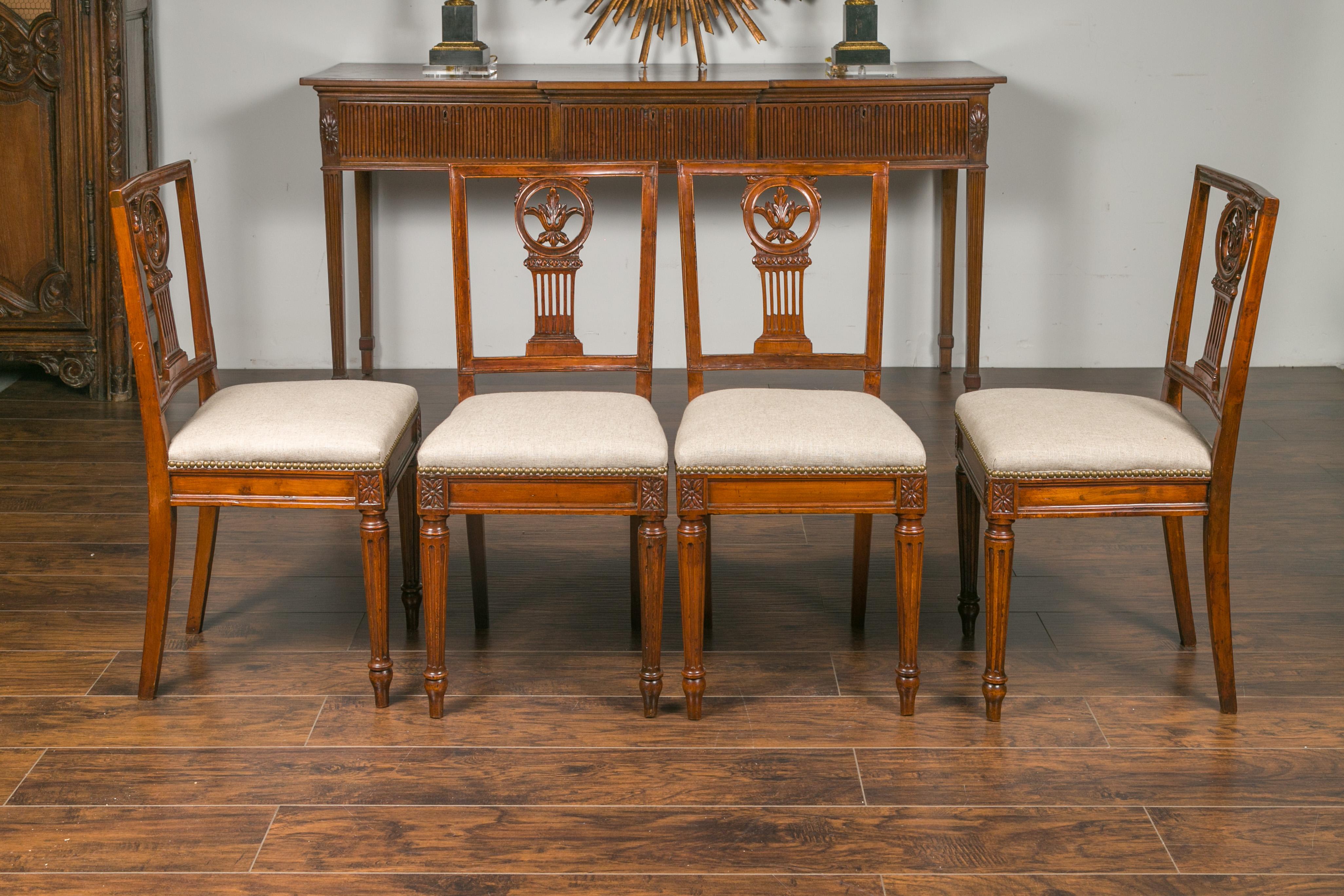 19th Century Set of Four Italian 1820s Neoclassical Dining Room Chairs with Carved Splats For Sale