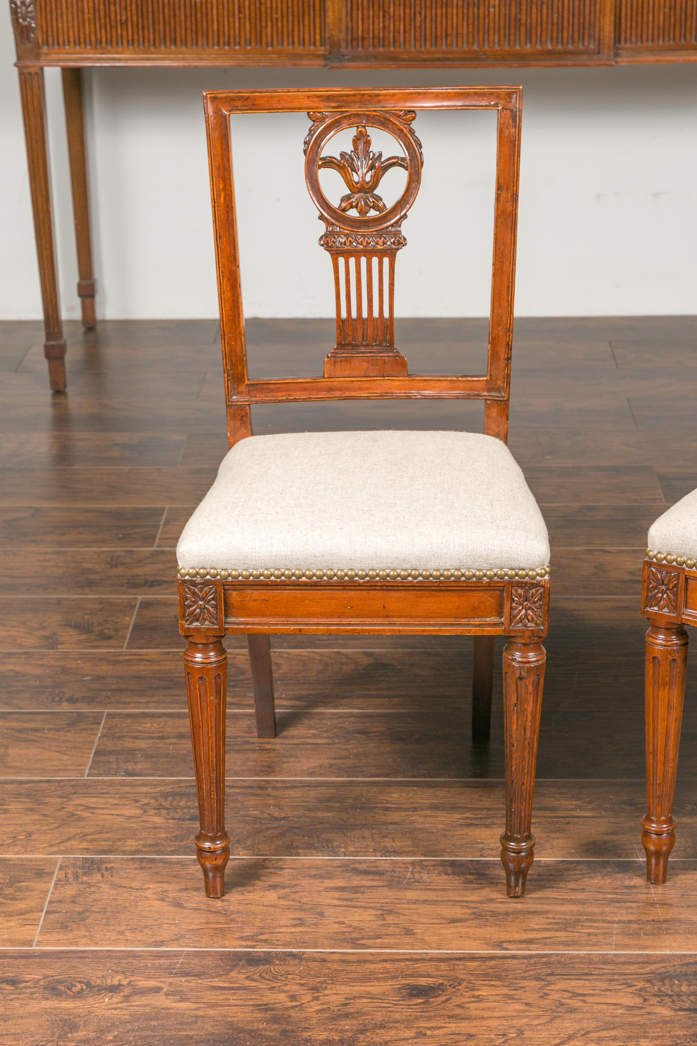 Set of Four Italian 1820s Neoclassical Dining Room Chairs with Carved Splats For Sale 1