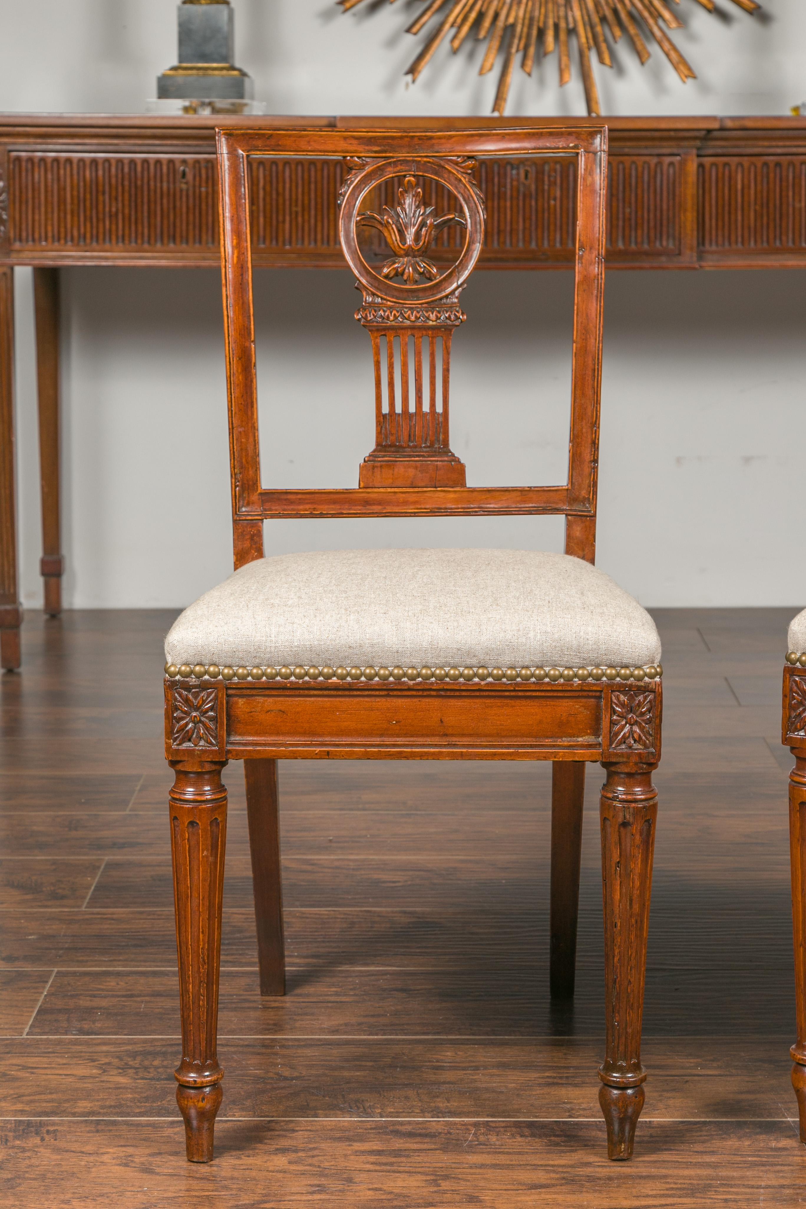 Satz von vier italienischen neoklassizistischen Esszimmerstühlen aus den 1820er Jahren mit geschnitzten Sprossen im Angebot 1