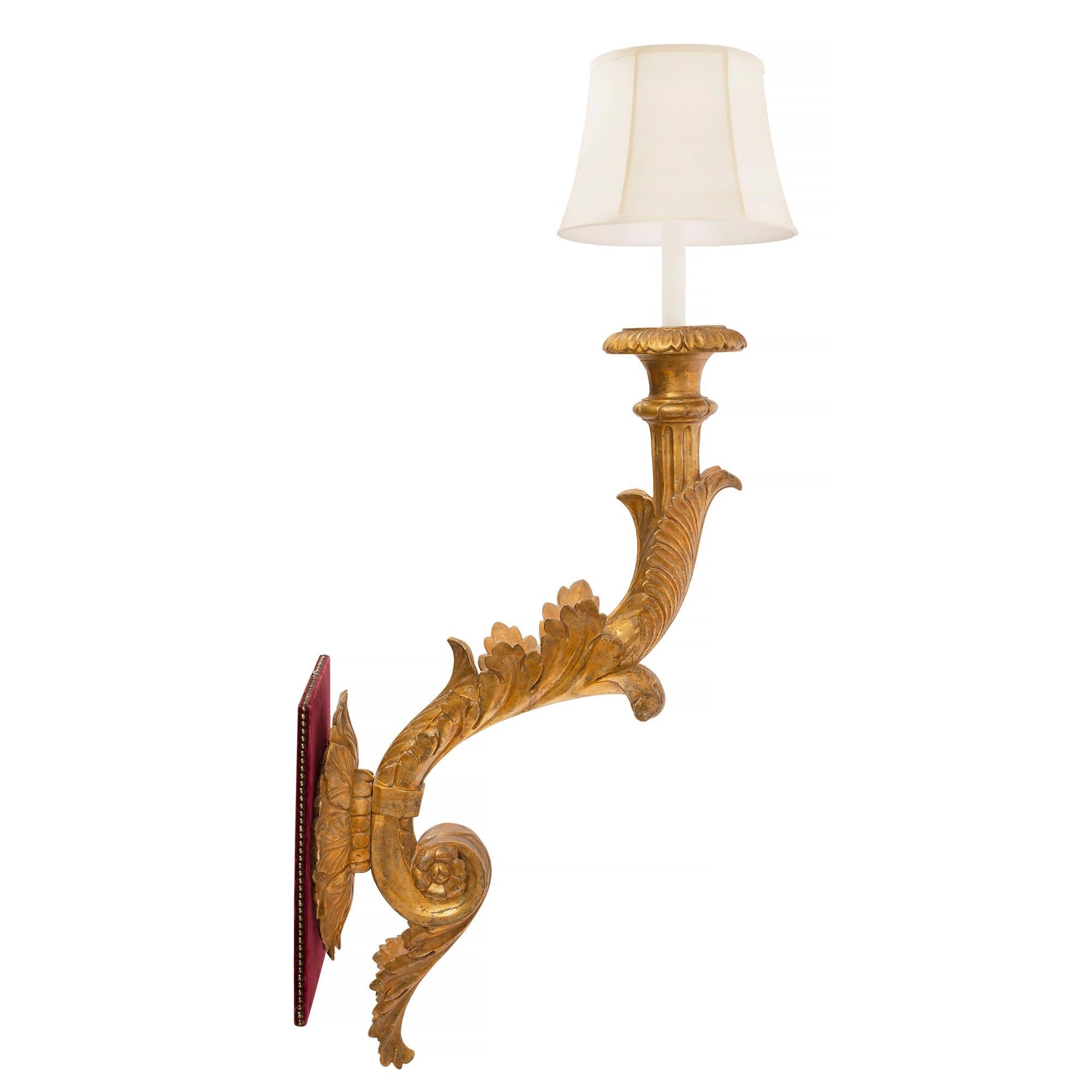 Italiano Set di quattro lampade in legno dorato Luigi XVI del XVIII secolo in vendita