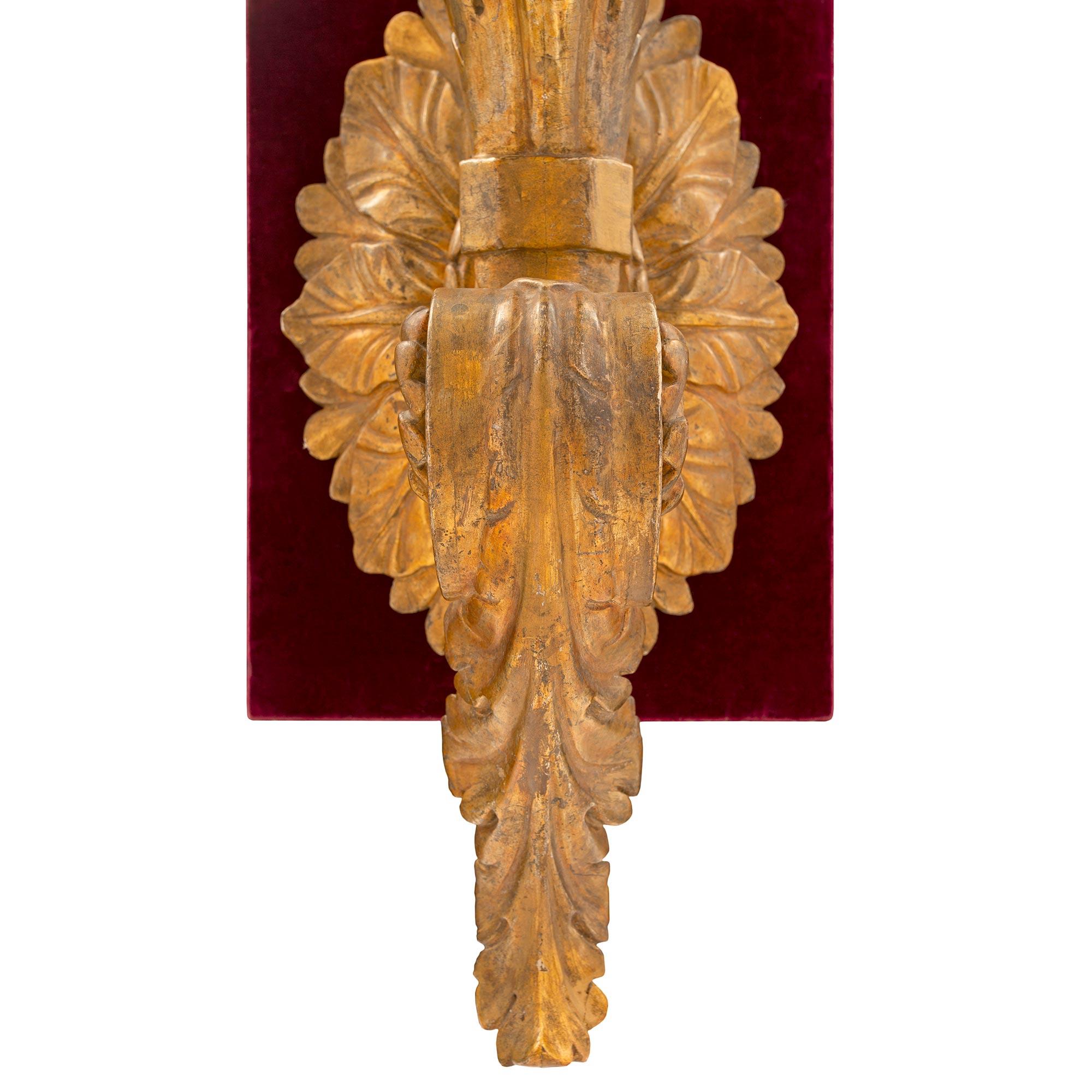 XVIIIe siècle et antérieur Ensemble de quatre appliques Bras de Lumière en bois doré Louis XVI du 18ème siècle en Italie en vente