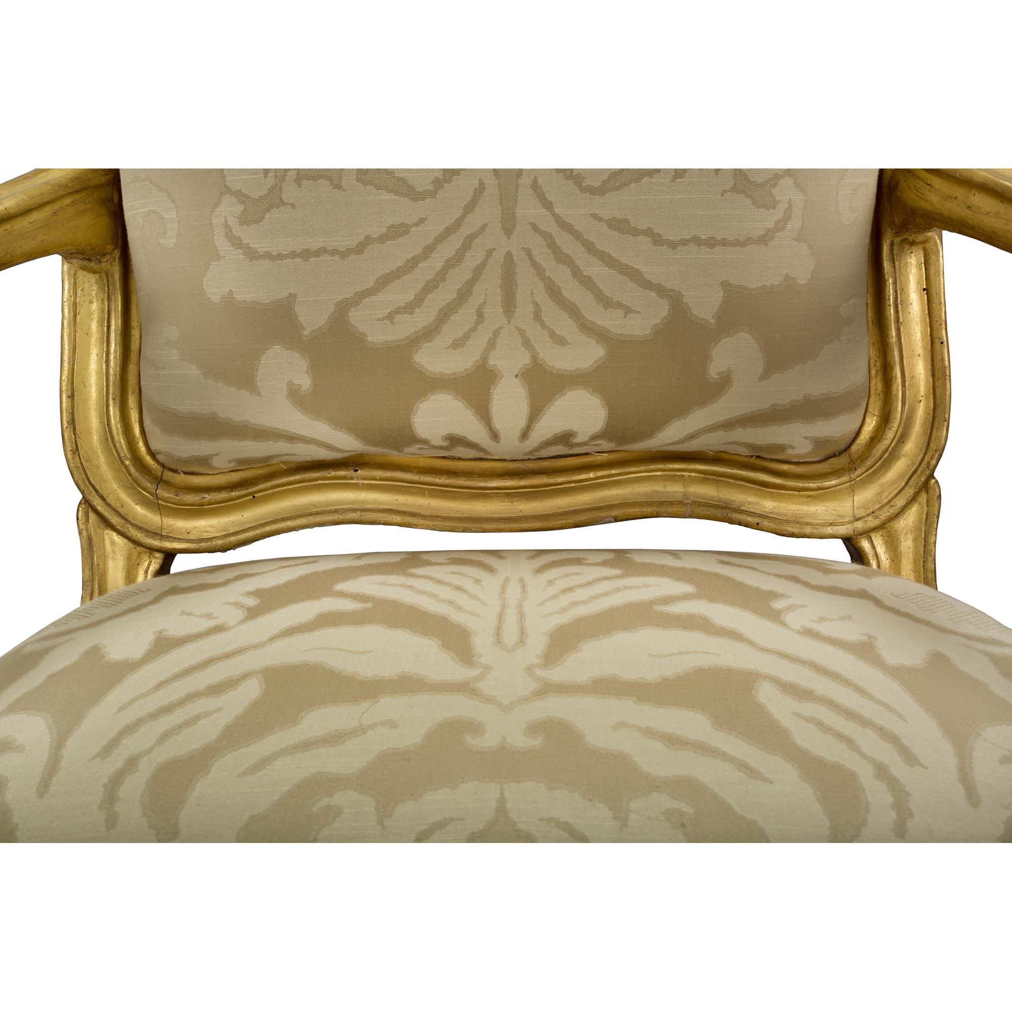 Set von vier italienischen Sesseln asu vergoldetem Holz aus der Übergangszeit des 18. Jahrhunderts im Angebot 4