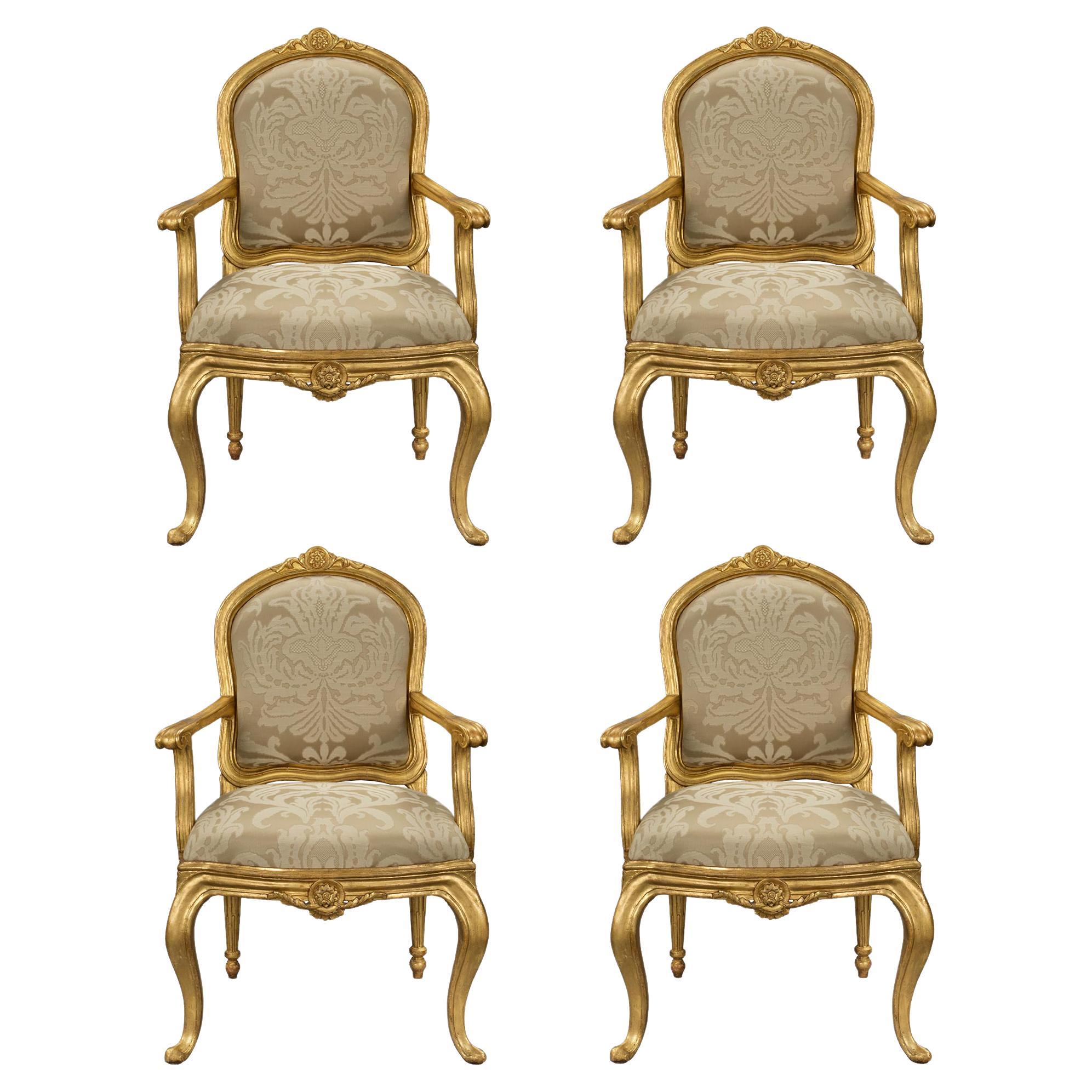 Ensemble de quatre fauteuils italiens en bois doré de style transition du 18ème siècle