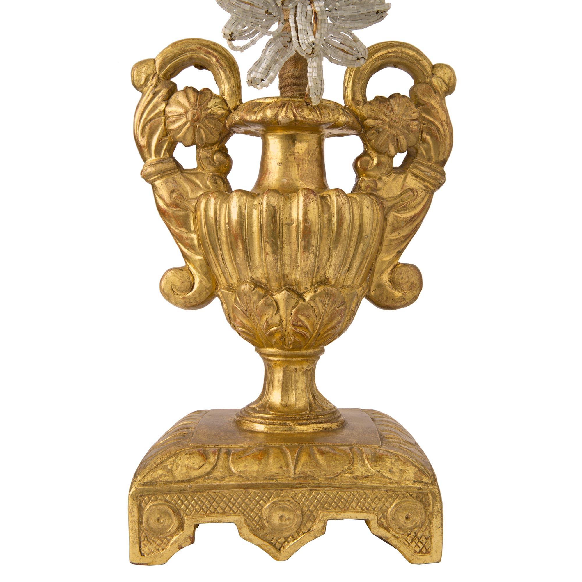 XVIIIe siècle et antérieur Ensemble de quatre urnes italiennes en bois doré vénitien du 18ème siècle montées sur des lampes en vente