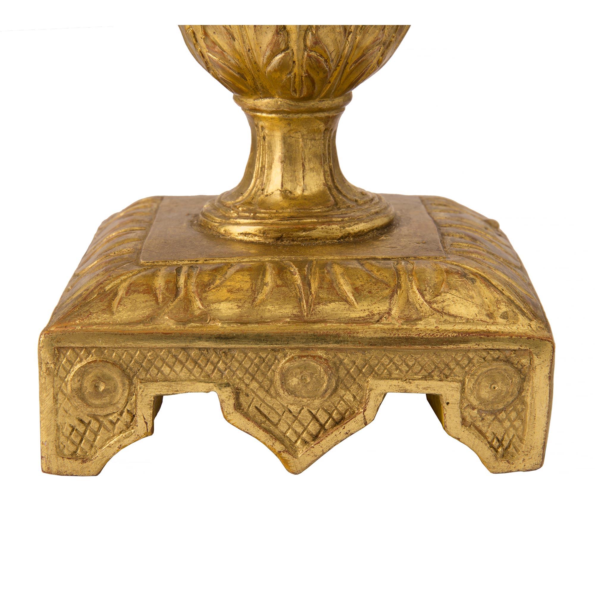 Set von vier italienischen venezianischen Urnen aus vergoldetem Holz aus dem 18. Jahrhundert, die in Lampen montiert sind (18. Jahrhundert und früher) im Angebot