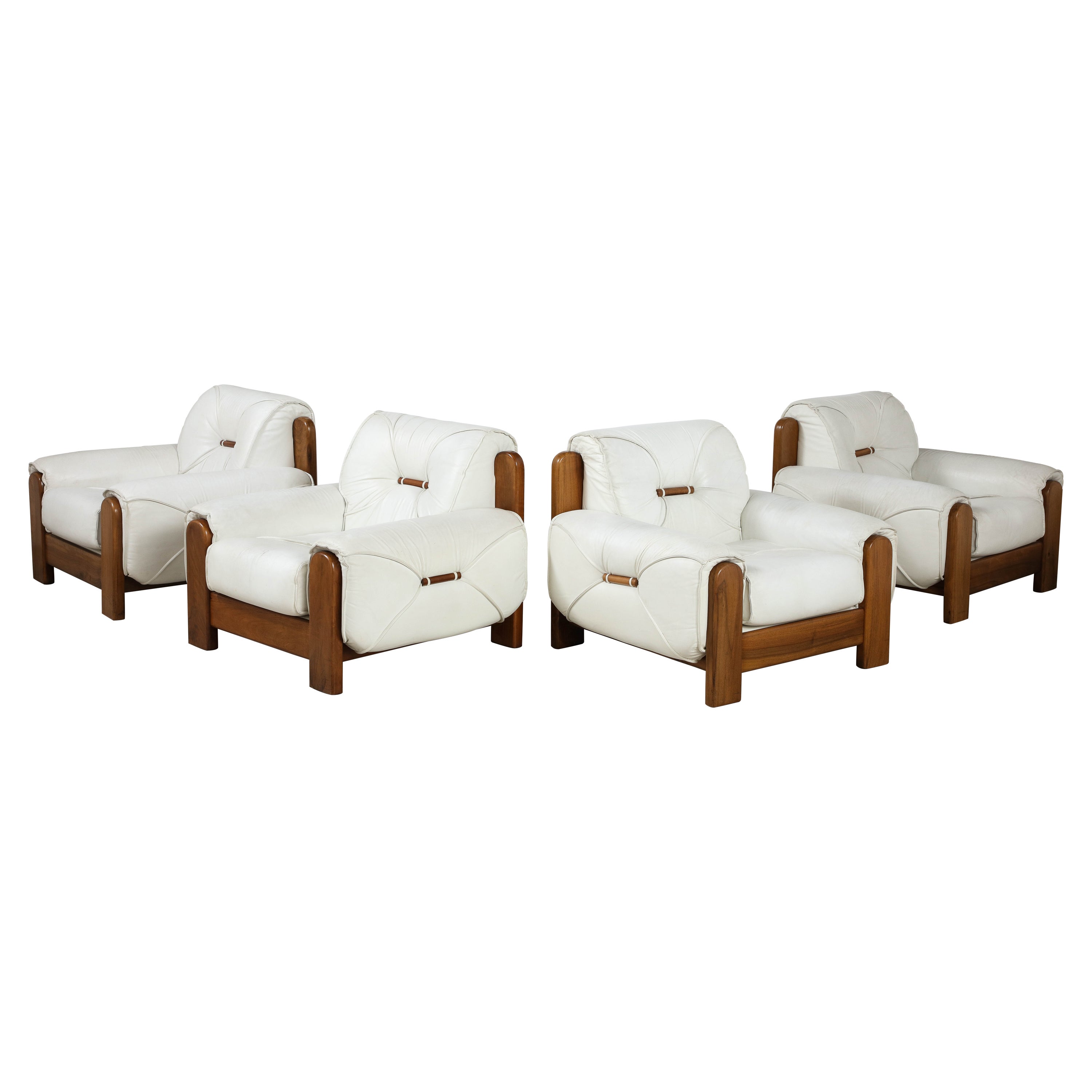 Satz von vier italienischen Loungesesseln aus Nussbaumholz und weißem Leder aus den 1970er Jahren im Angebot