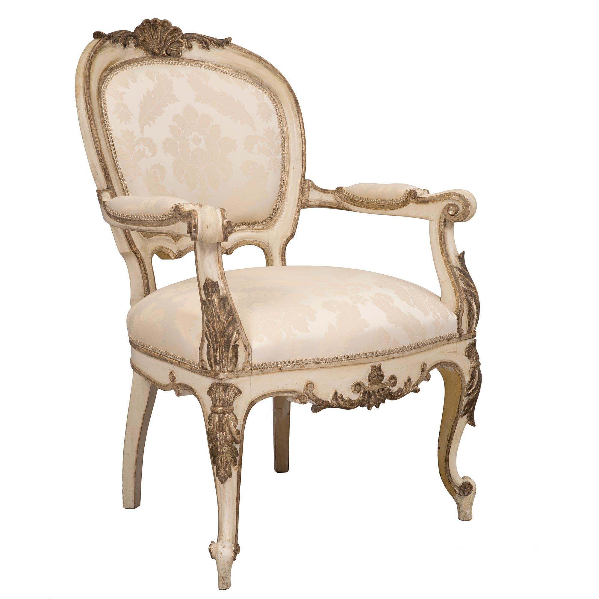 Patiné Ensemble de quatre fauteuils italiens de style Louis XV du 19ème siècle en vente