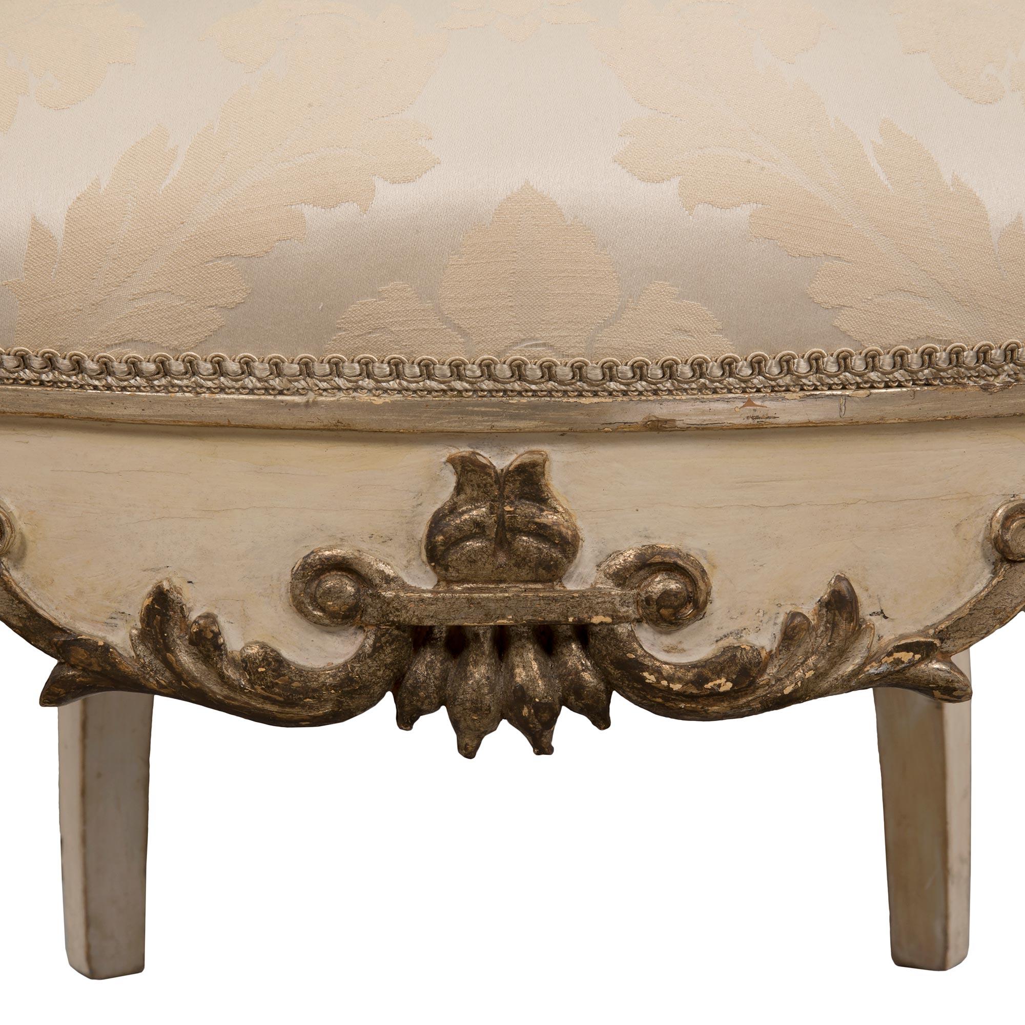 Ensemble de quatre fauteuils italiens de style Louis XV du 19ème siècle en vente 2