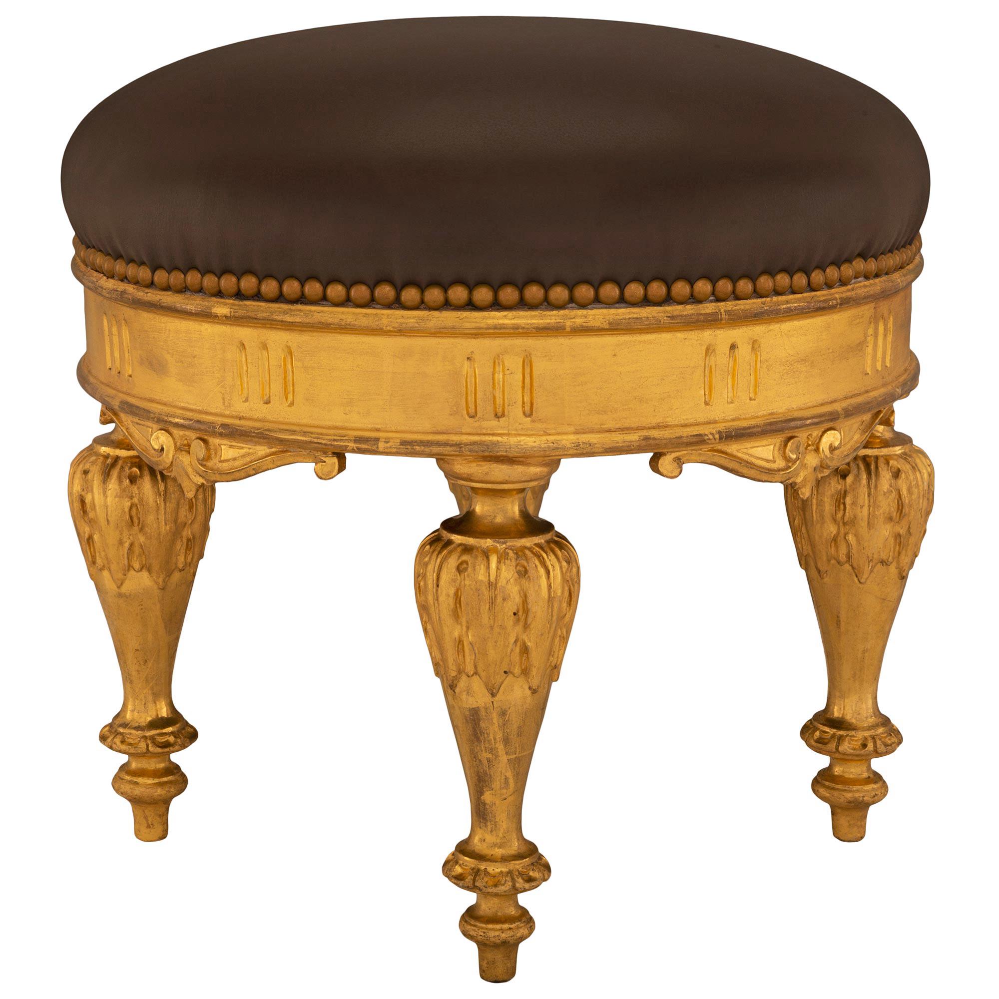 Satz von vier italienischen runden vergoldeten Holzbänken im Louis-XVI-Stil des 19. Jahrhunderts (Italienisch) im Angebot