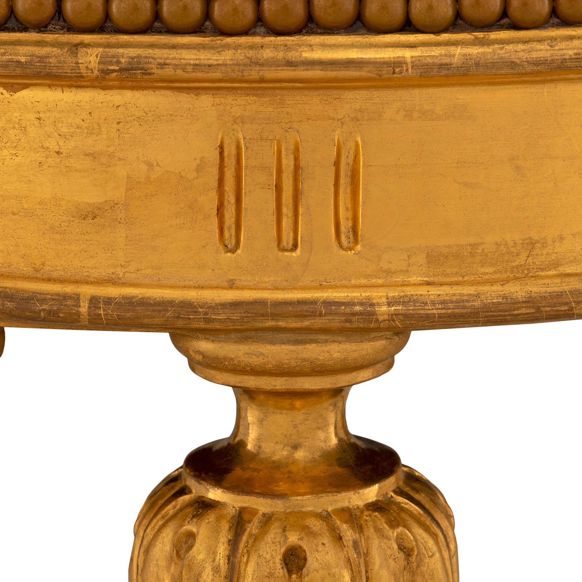 Satz von vier italienischen runden vergoldeten Holzbänken im Louis-XVI-Stil des 19. Jahrhunderts (Vergoldet) im Angebot