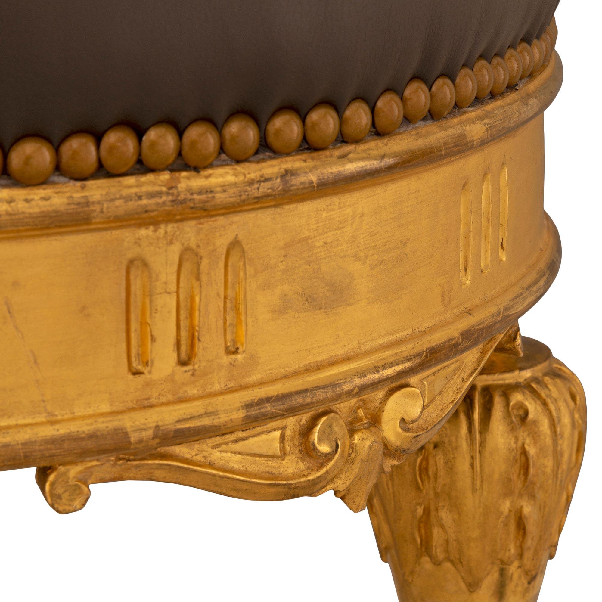Satz von vier italienischen runden vergoldeten Holzbänken im Louis-XVI-Stil des 19. Jahrhunderts im Zustand „Gut“ im Angebot in West Palm Beach, FL