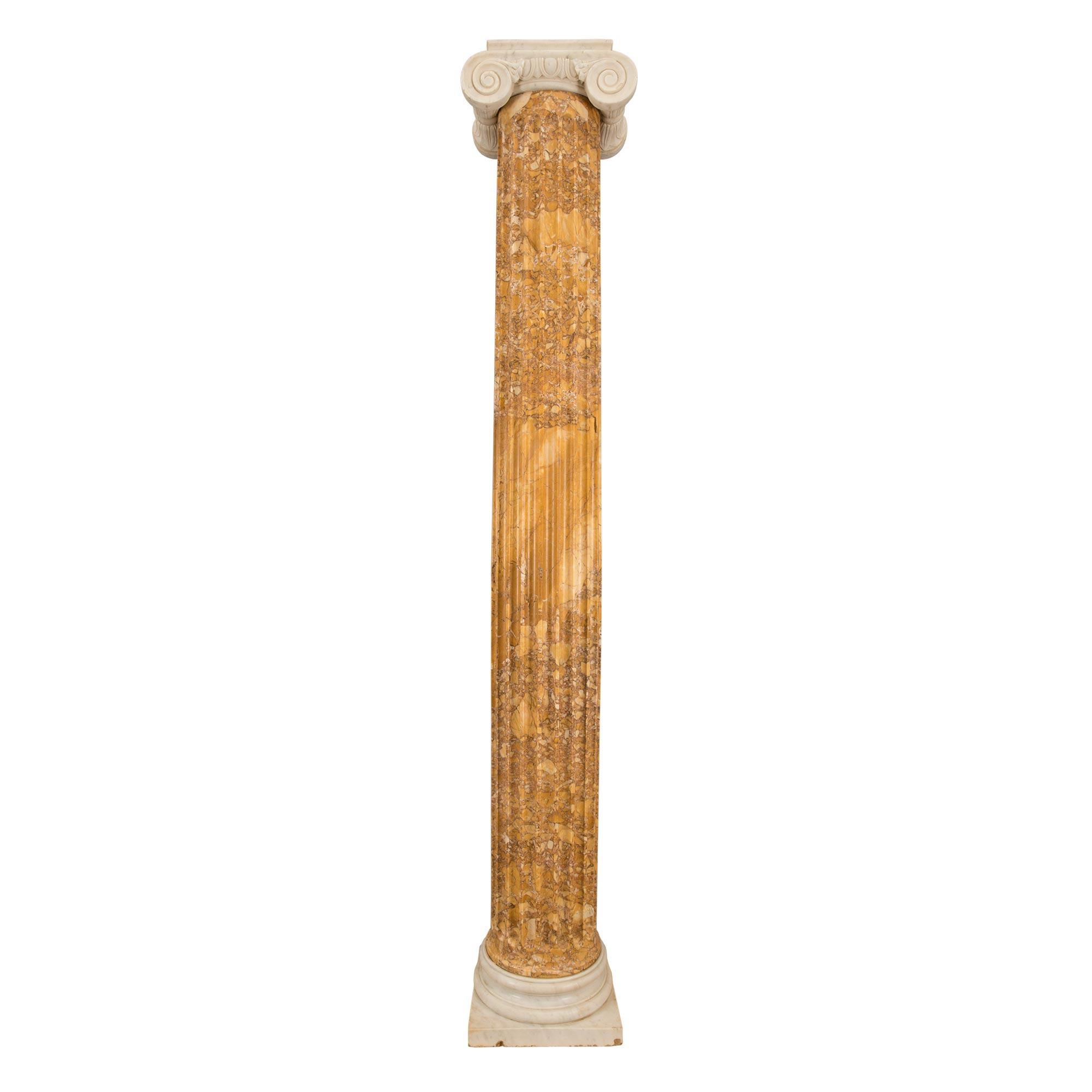 italien Ensemble de quatre colonnes en marbre de style Louis XVI du 19ème siècle en vente