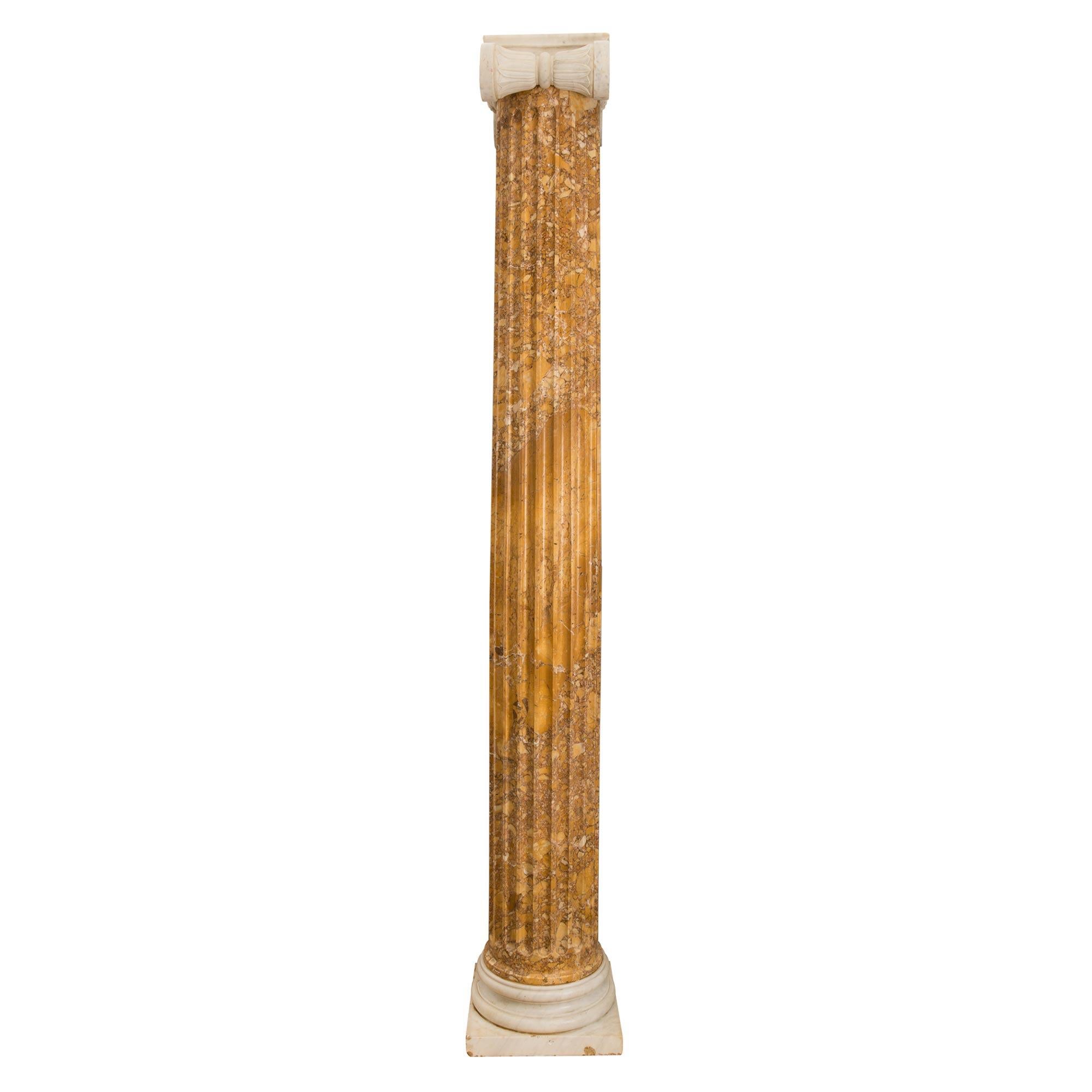 XIXe siècle Ensemble de quatre colonnes en marbre de style Louis XVI du 19ème siècle en vente