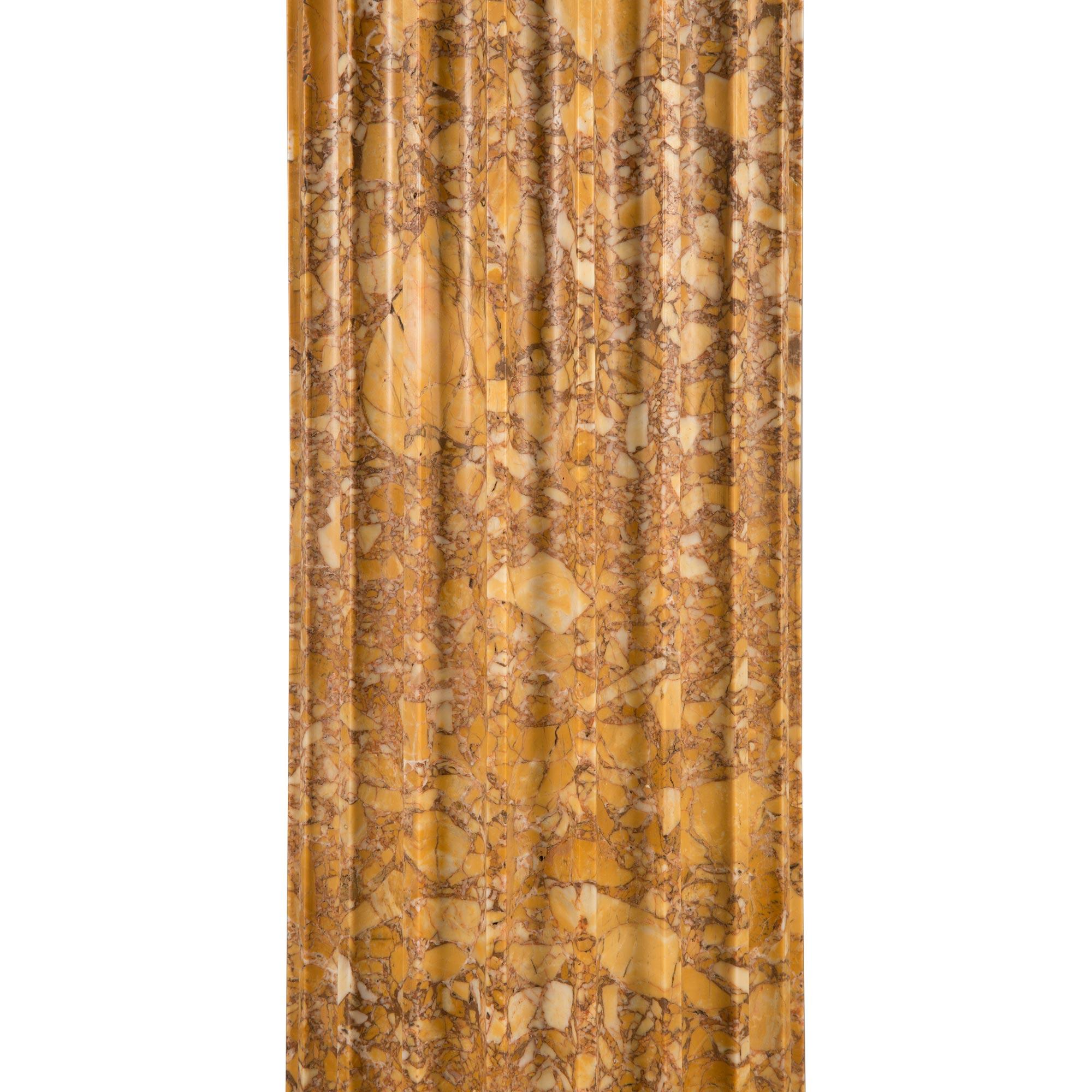 Ensemble de quatre colonnes en marbre de style Louis XVI du 19ème siècle en vente 2