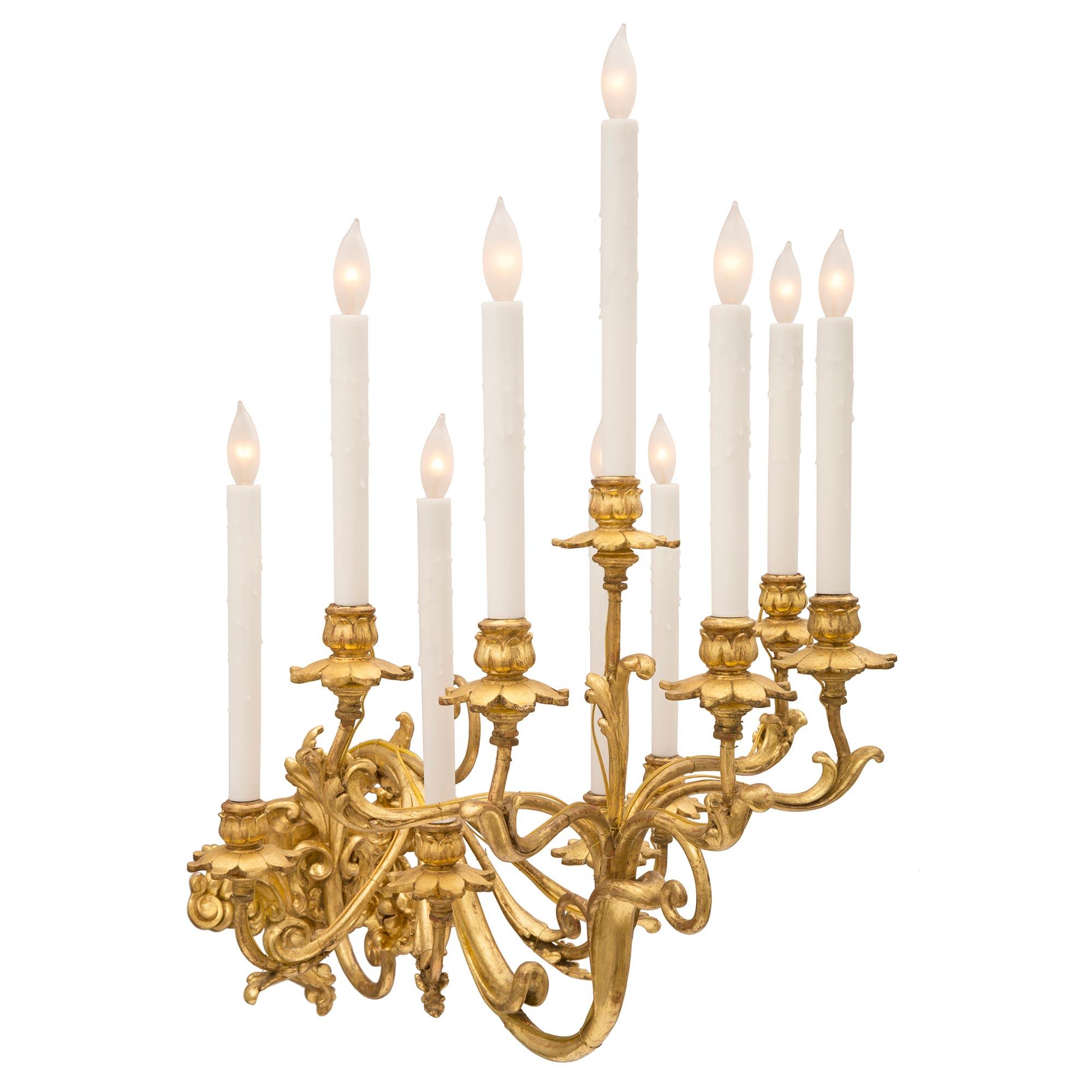 Rococo Ensemble de quatre appliques italiennes du 19ème siècle de style roccoco en bois doré et métal doré en vente