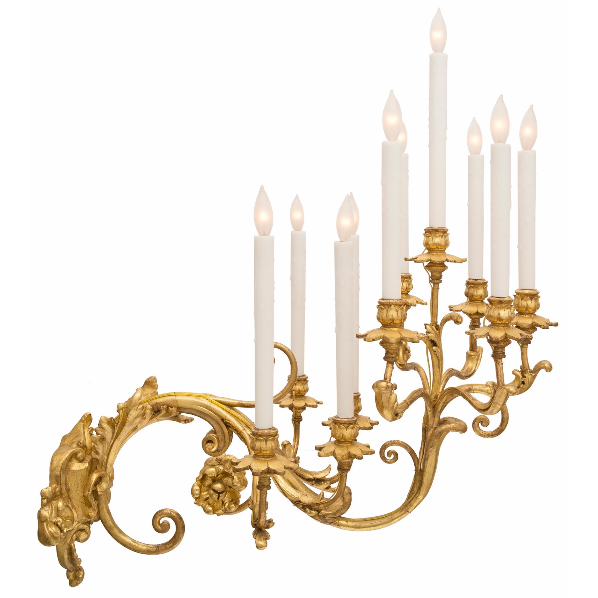 Doré Ensemble de quatre appliques italiennes du 19ème siècle de style roccoco en bois doré et métal doré en vente