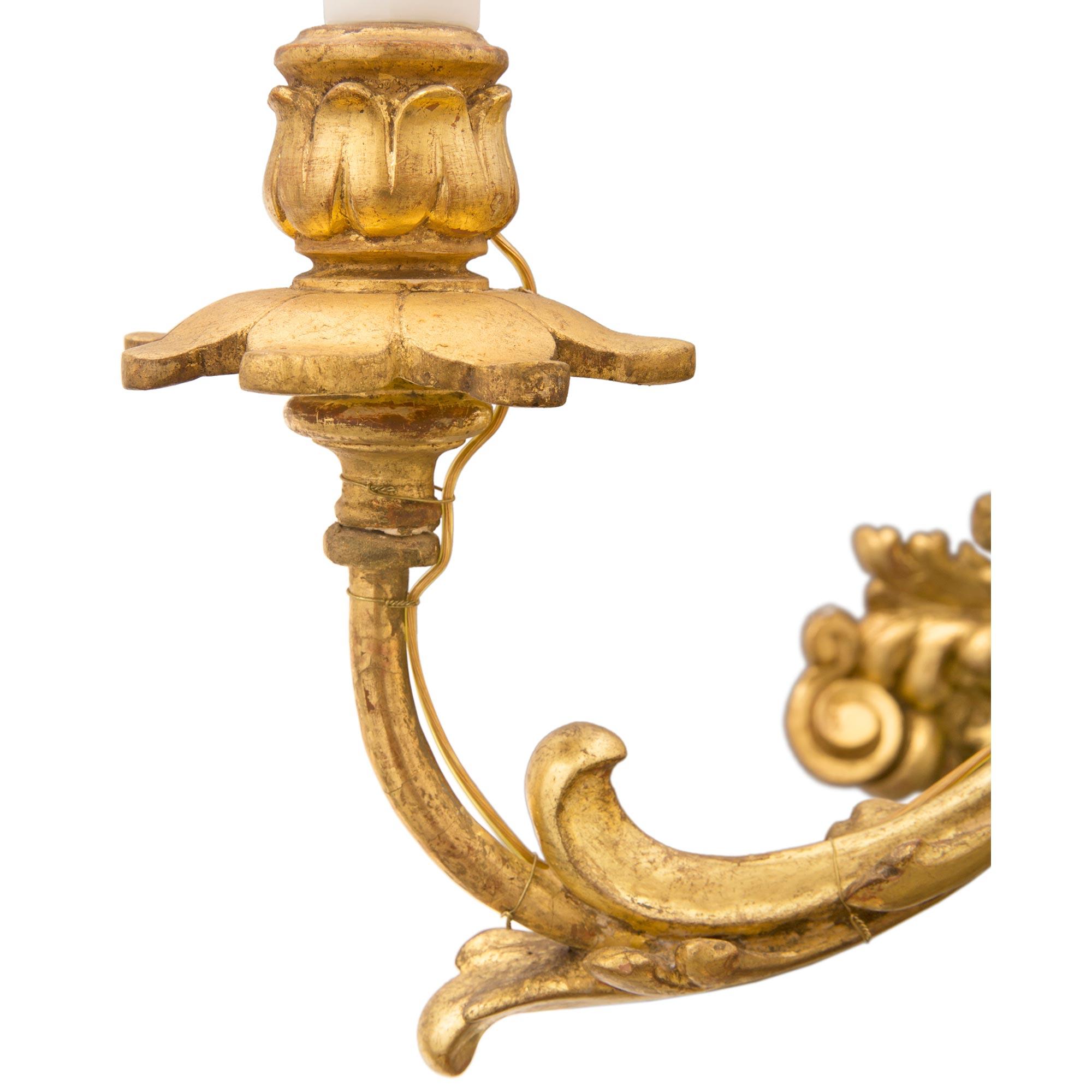 XIXe siècle Ensemble de quatre appliques italiennes du 19ème siècle de style roccoco en bois doré et métal doré en vente