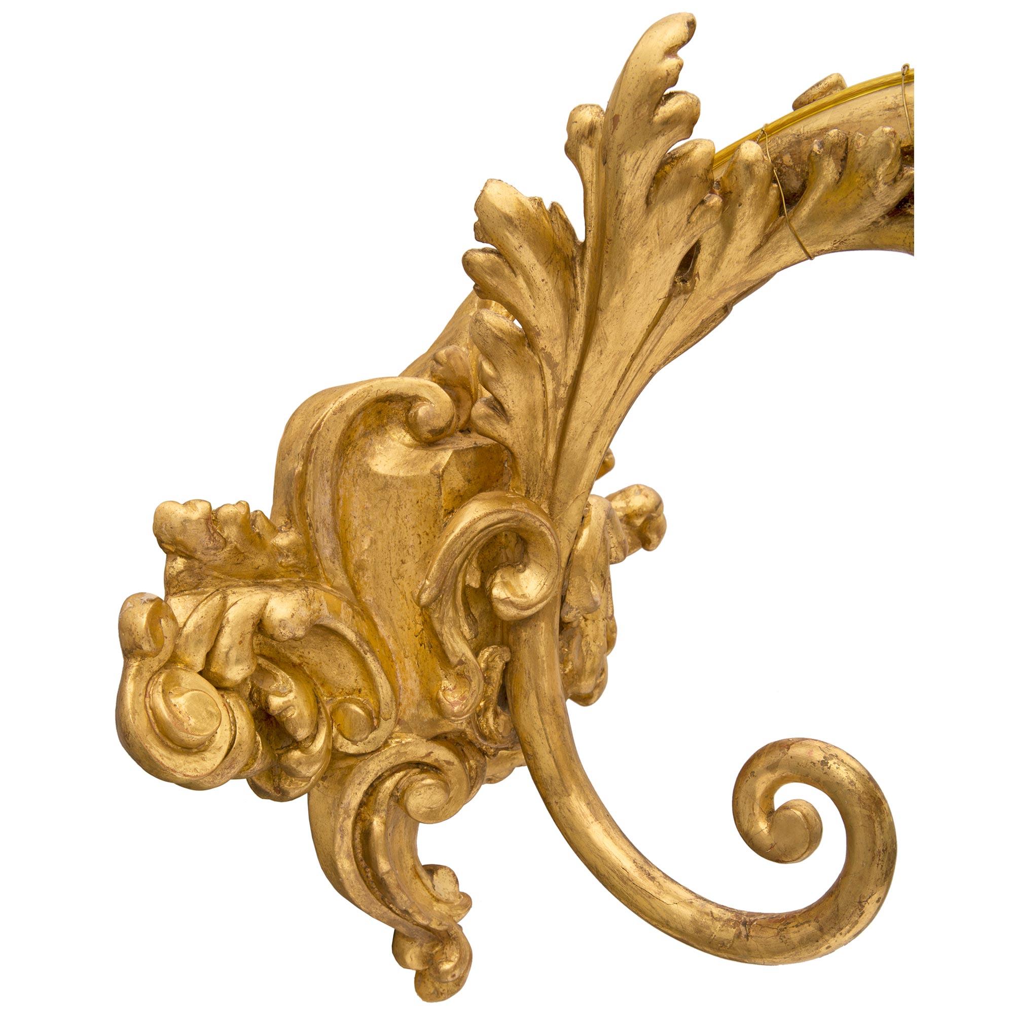 Ensemble de quatre appliques italiennes du 19ème siècle de style roccoco en bois doré et métal doré en vente 1